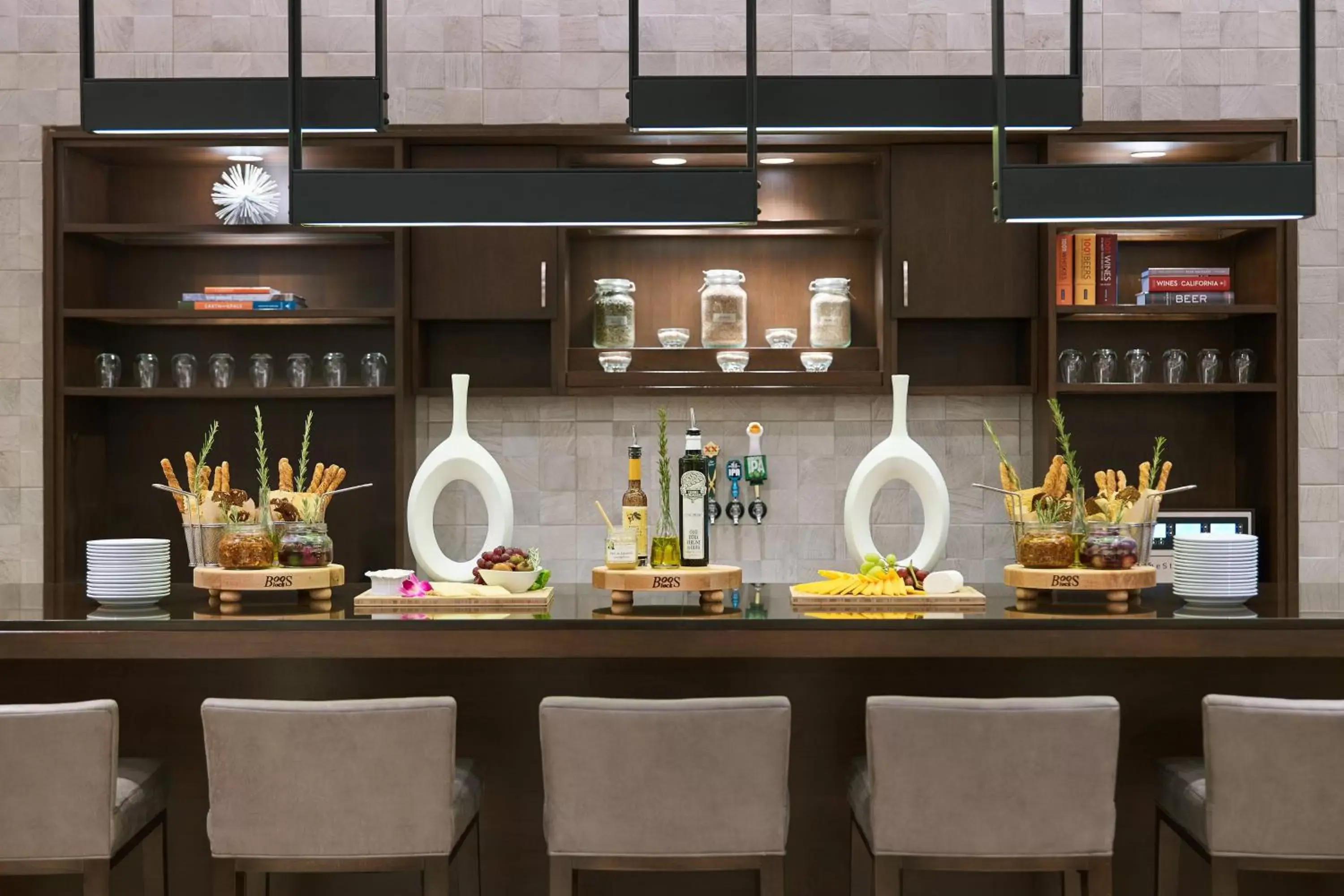 Lounge or bar, Kitchen/Kitchenette in Warner Center Marriott Woodland Hills