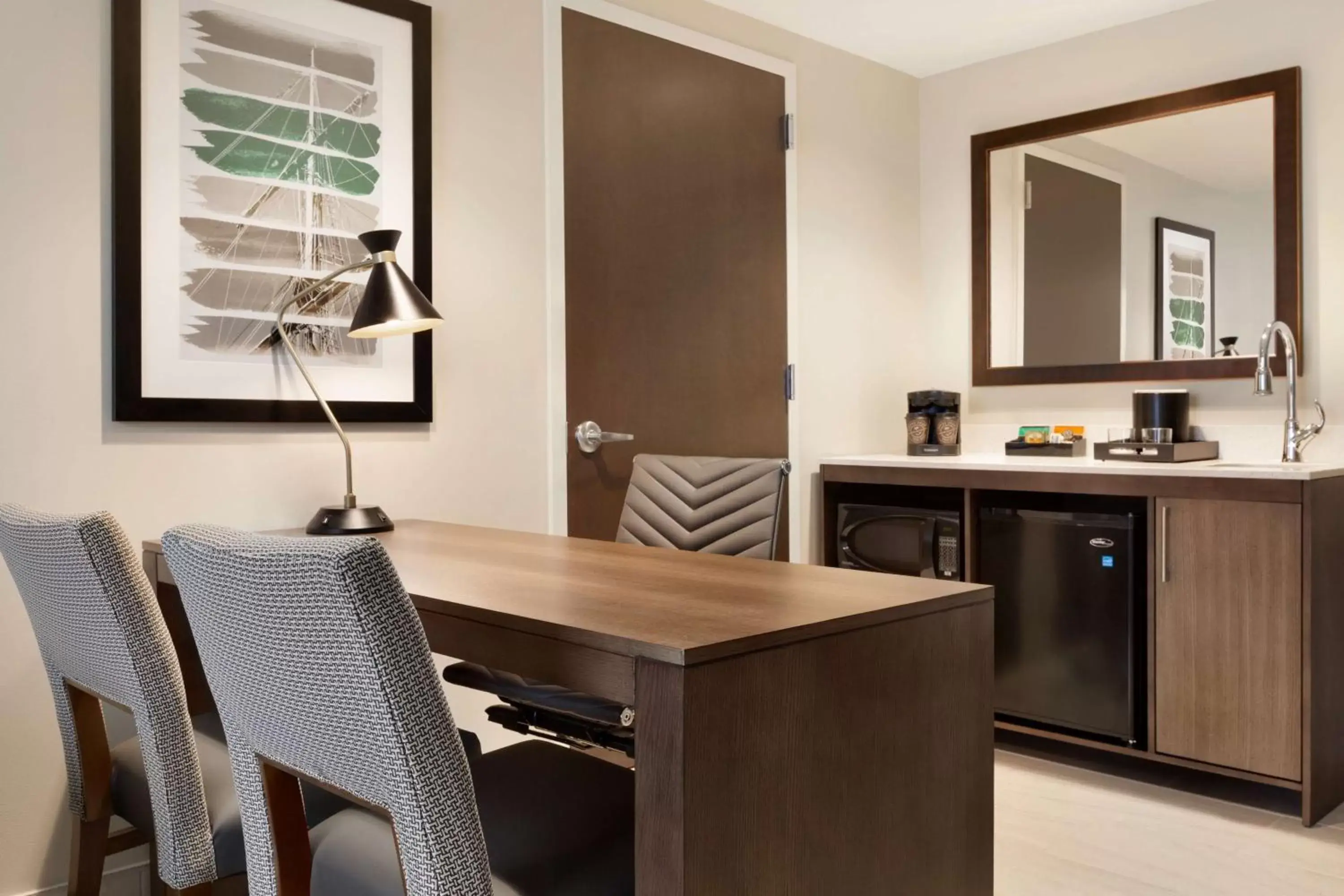 Kitchen or kitchenette, Kitchen/Kitchenette in Embassy Suites By Hilton Wilmington Riverfront