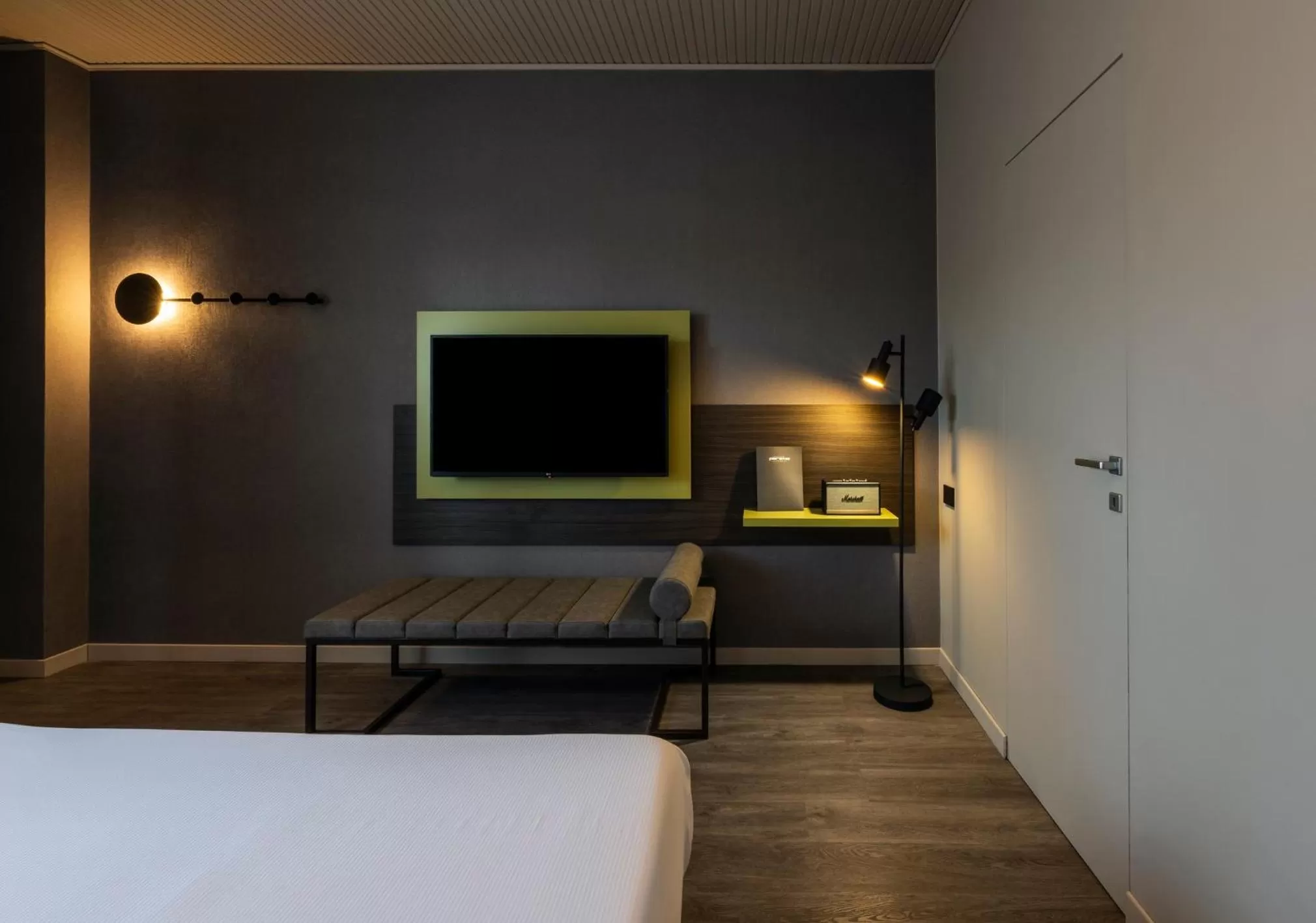 TV and multimedia, Bed in Hotel Mealba