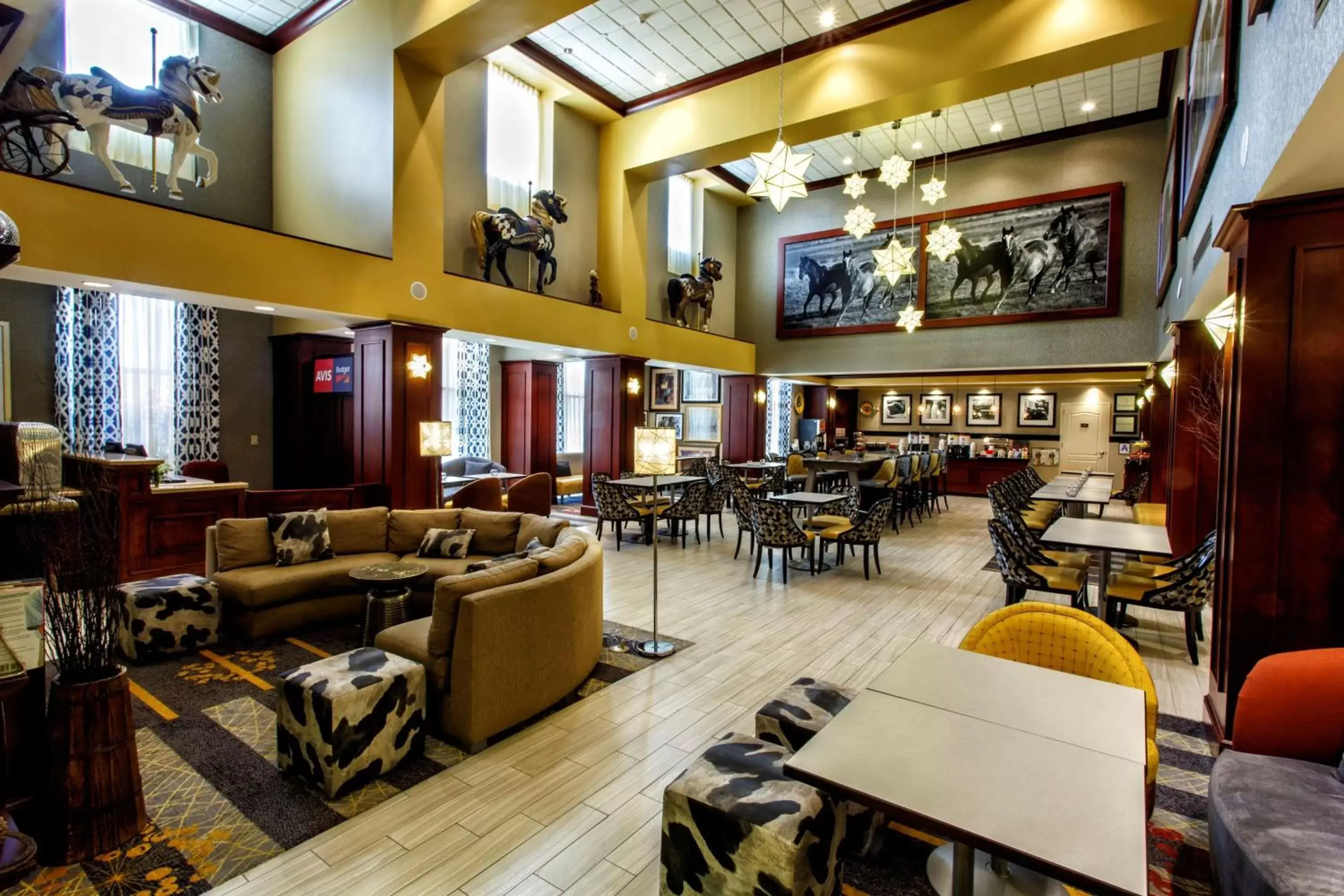 Lobby or reception, Lounge/Bar in Hampton Inn & Suites Staten Island