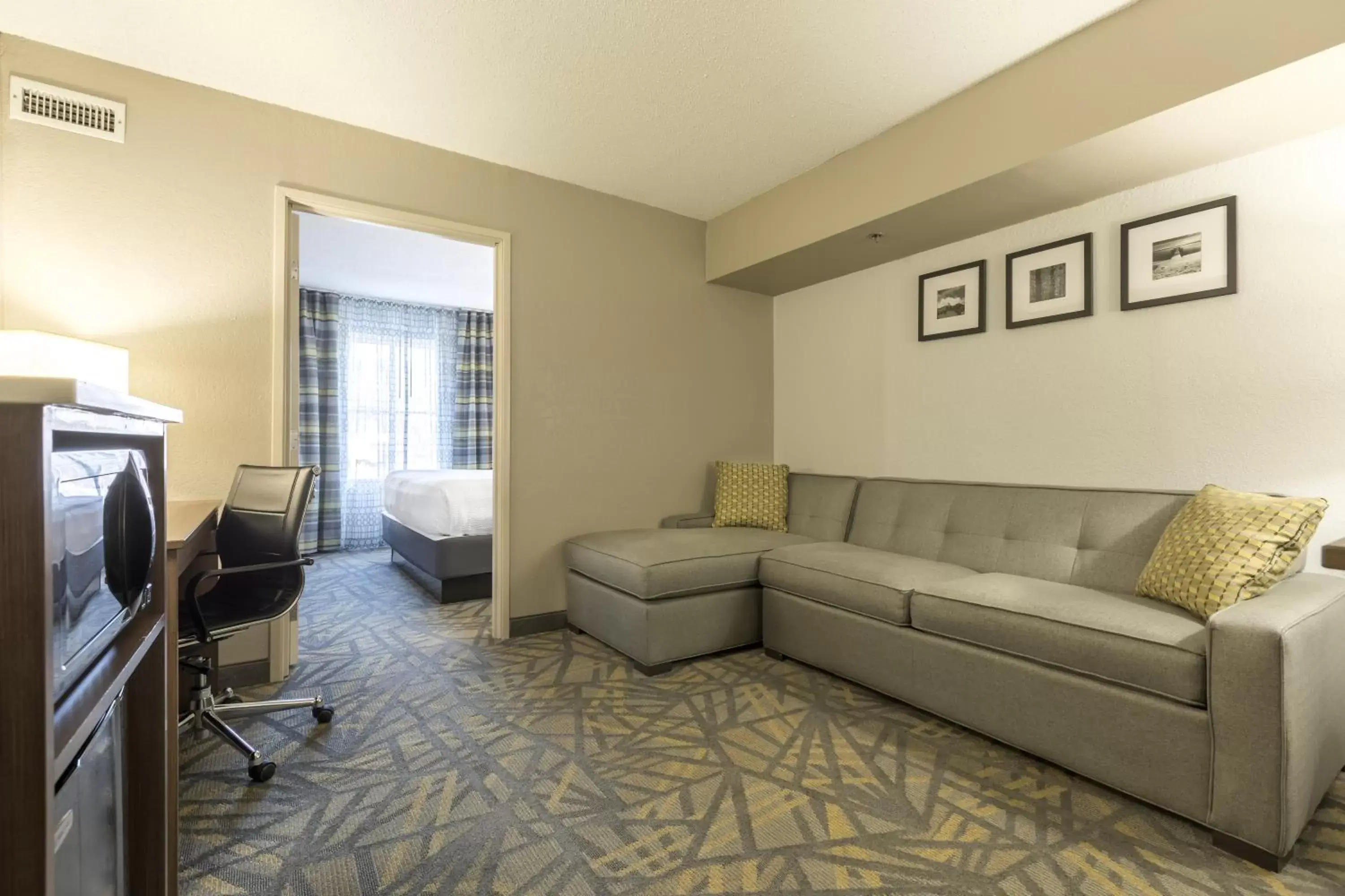Bedroom, Seating Area in Country Inn & Suites by Radisson, Asheville Downtown Tunnel Road, NC