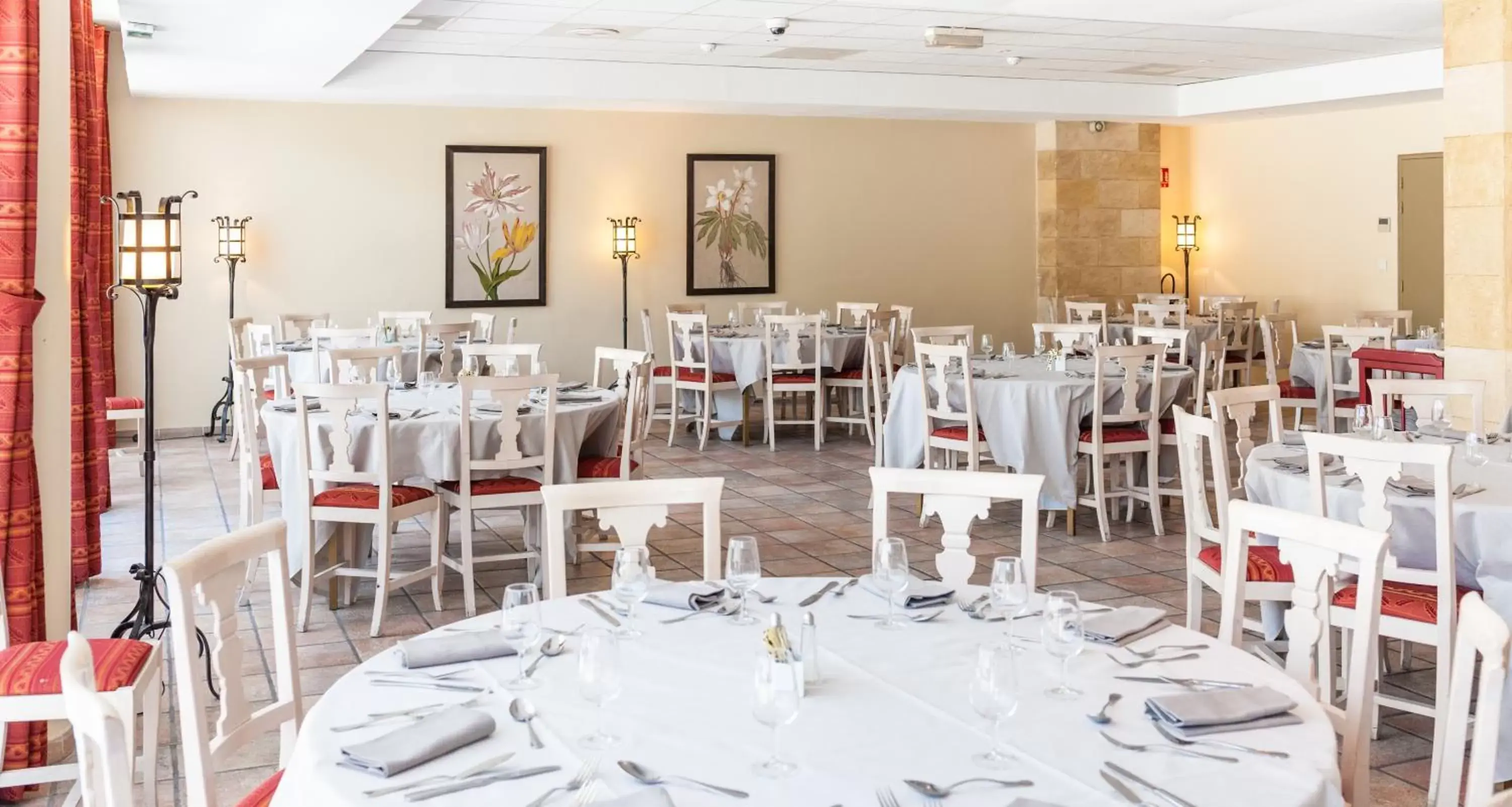 Restaurant/Places to Eat in Avignon Grand Hotel