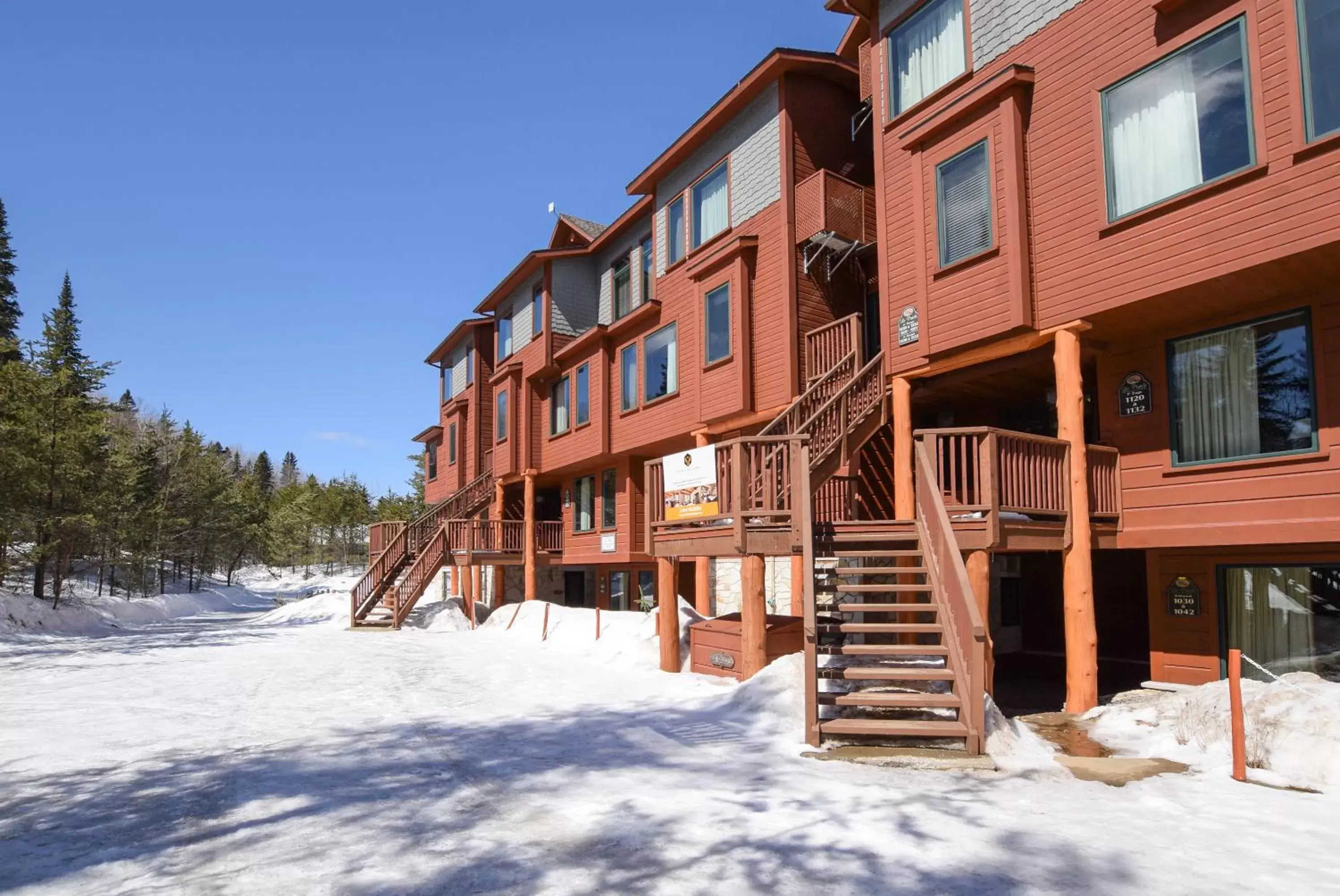 Winter in Les Condos Du Lac Taureau- Rooms & Condos