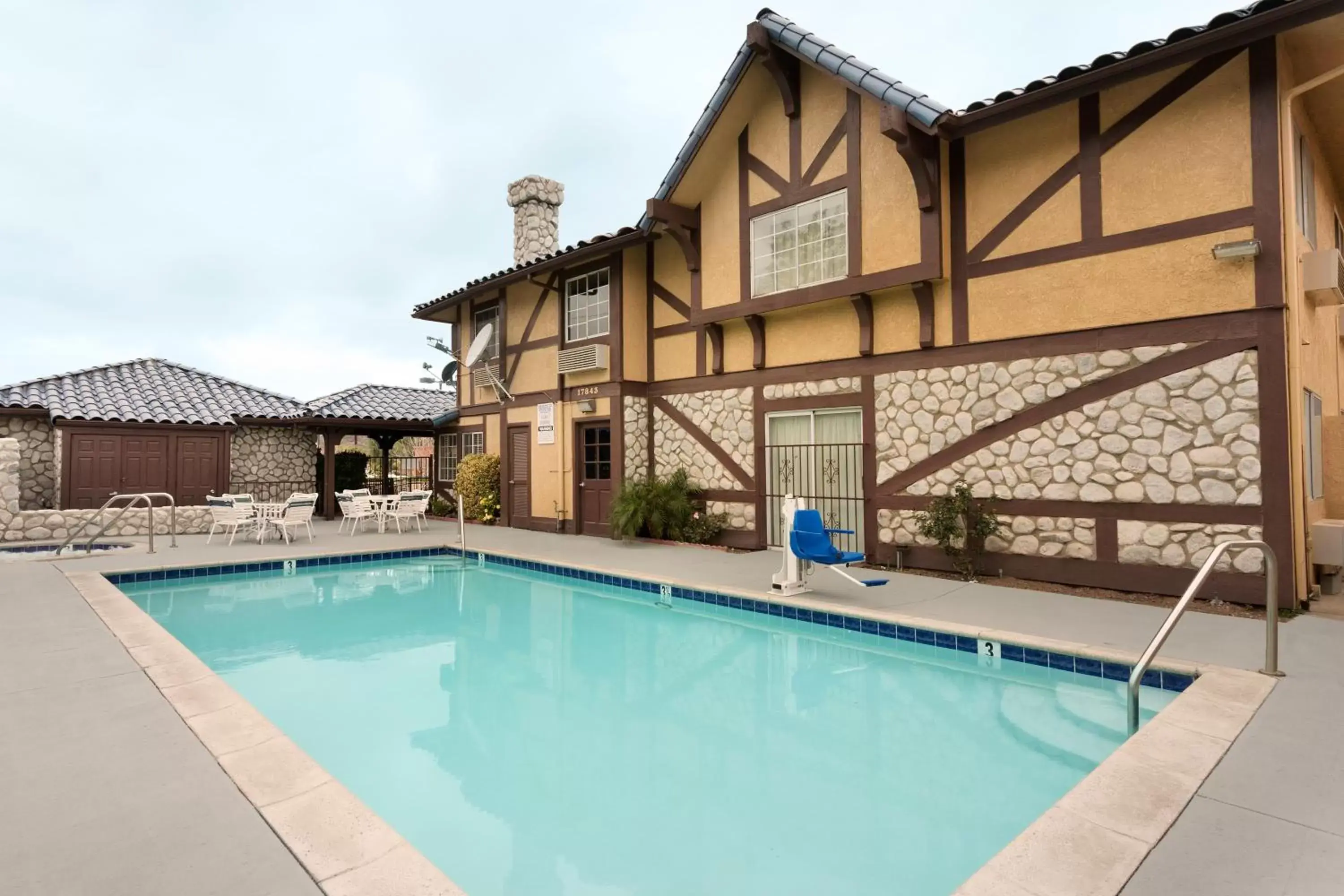 Swimming pool, Property Building in Triplodge of Santa Clarita