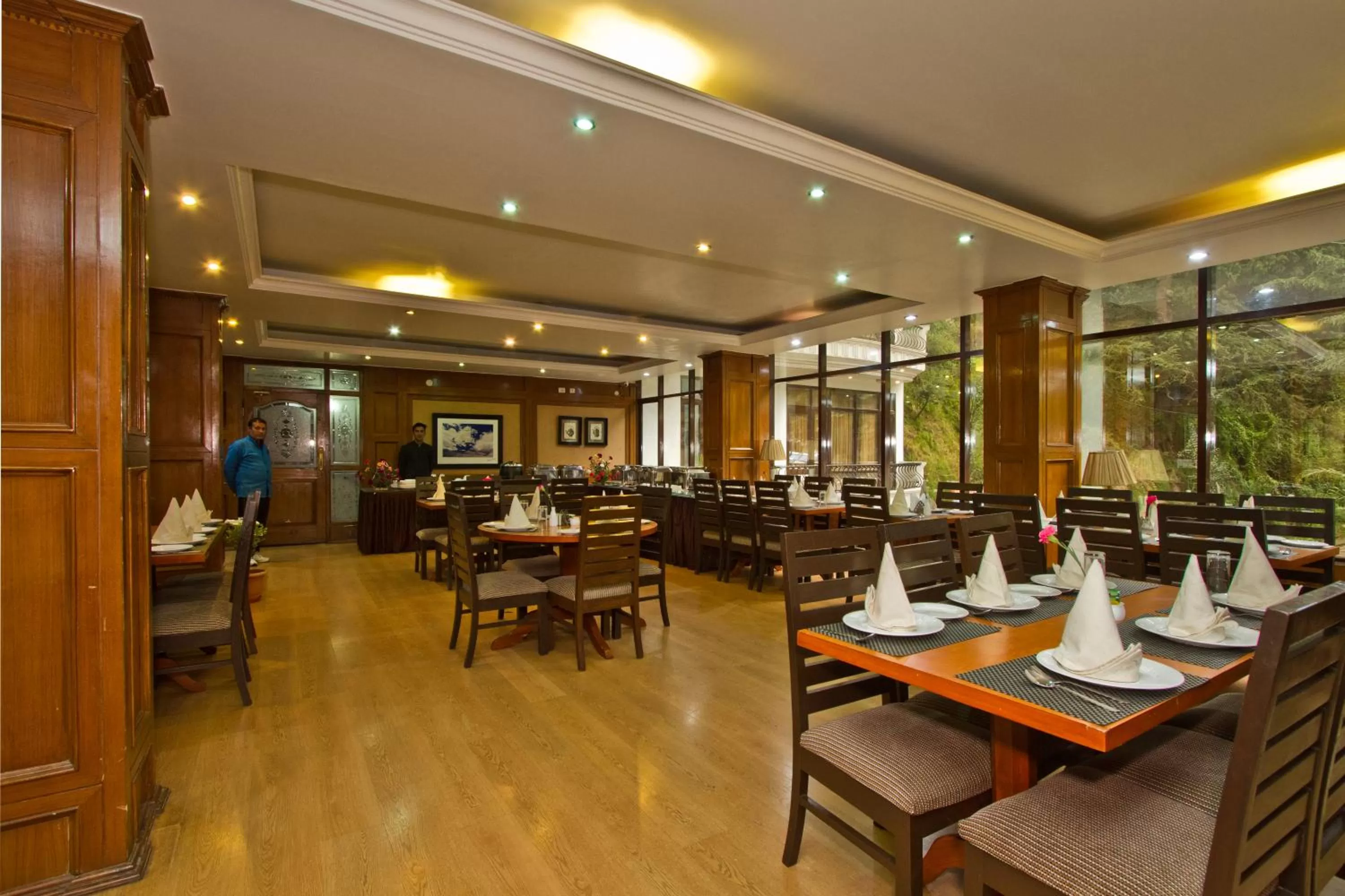 Restaurant/places to eat in Hotel Broadways Inn
