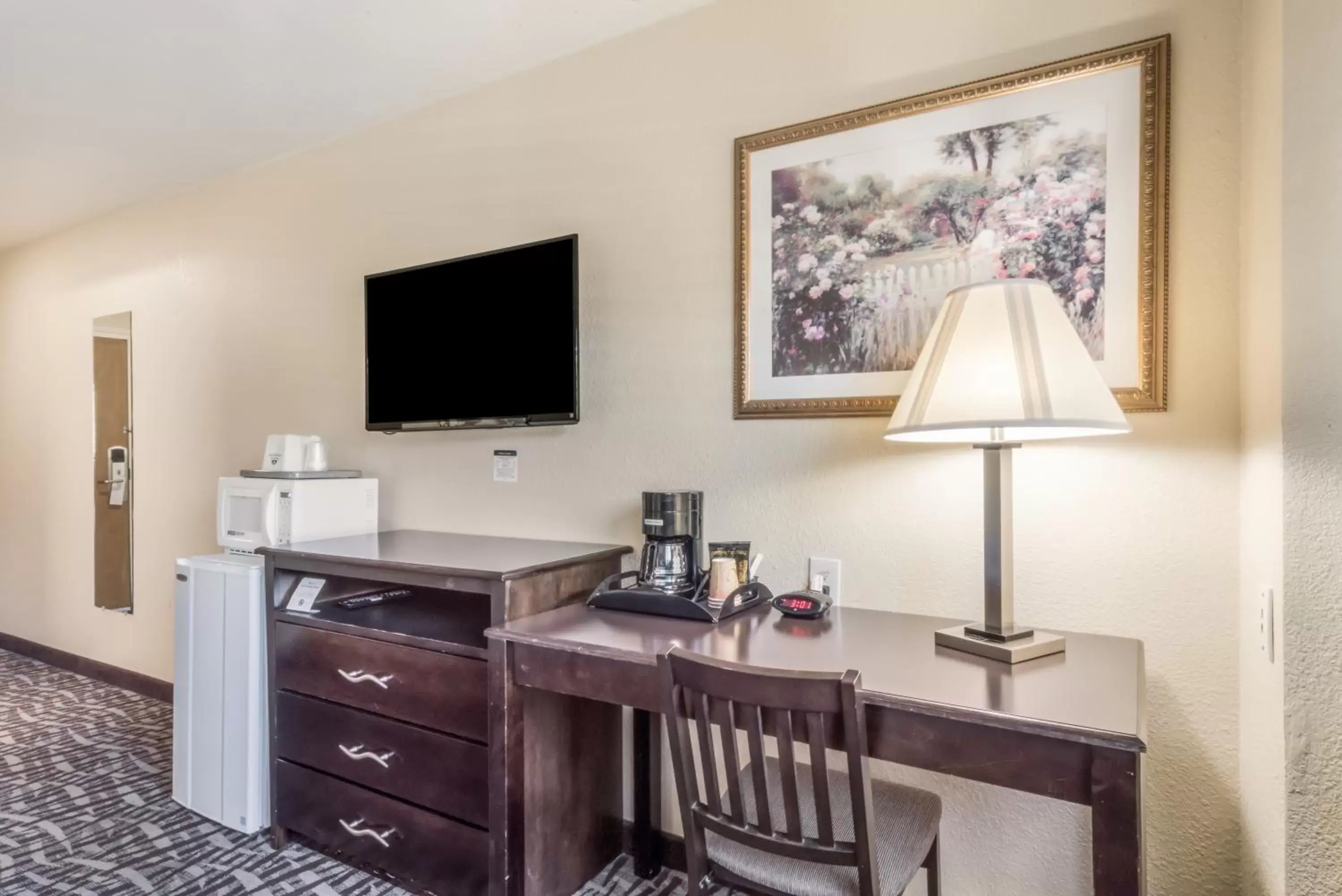 Coffee/tea facilities, TV/Entertainment Center in Americas Best Value Inn San Francisco/Pacifica