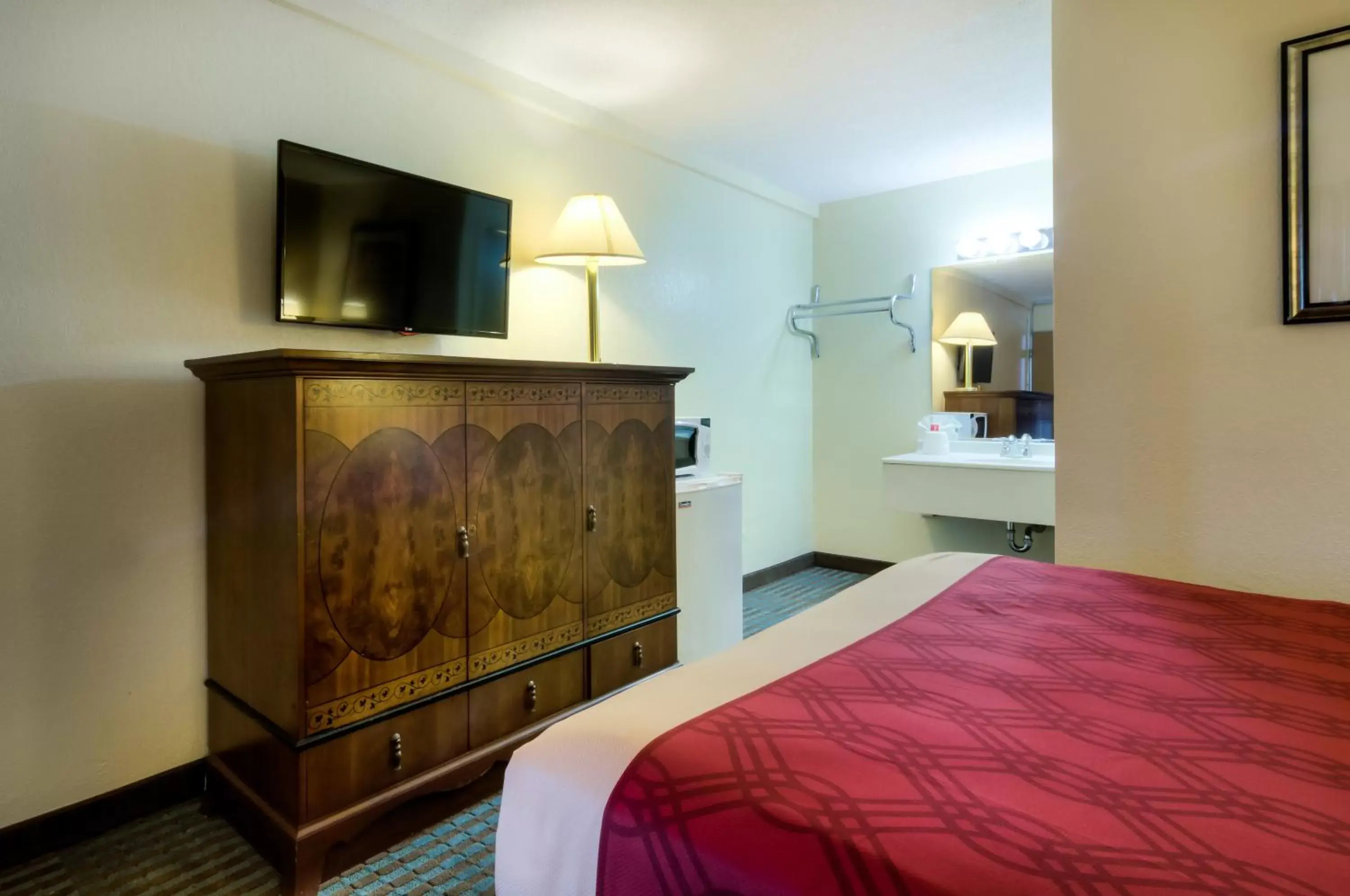 Queen Room - Disability Access/Non-Smoking in Econo Lodge Queen Room - Disability Access/Non-Smoking in Econo Lodge