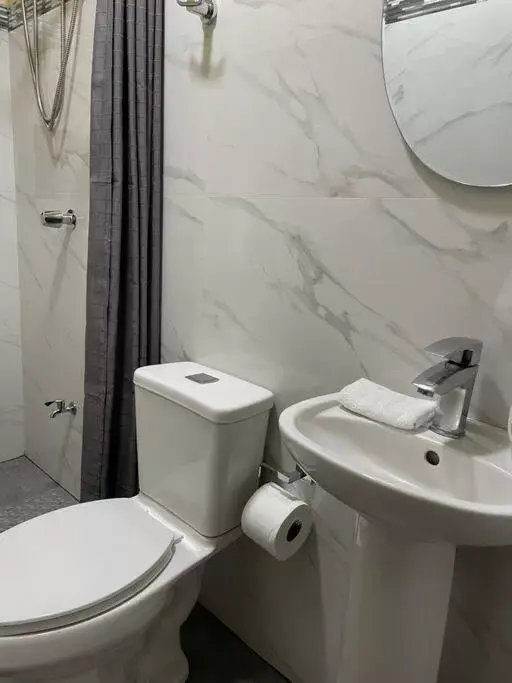 Bathroom in Airport SJO Residence - Edward & Familia Inn