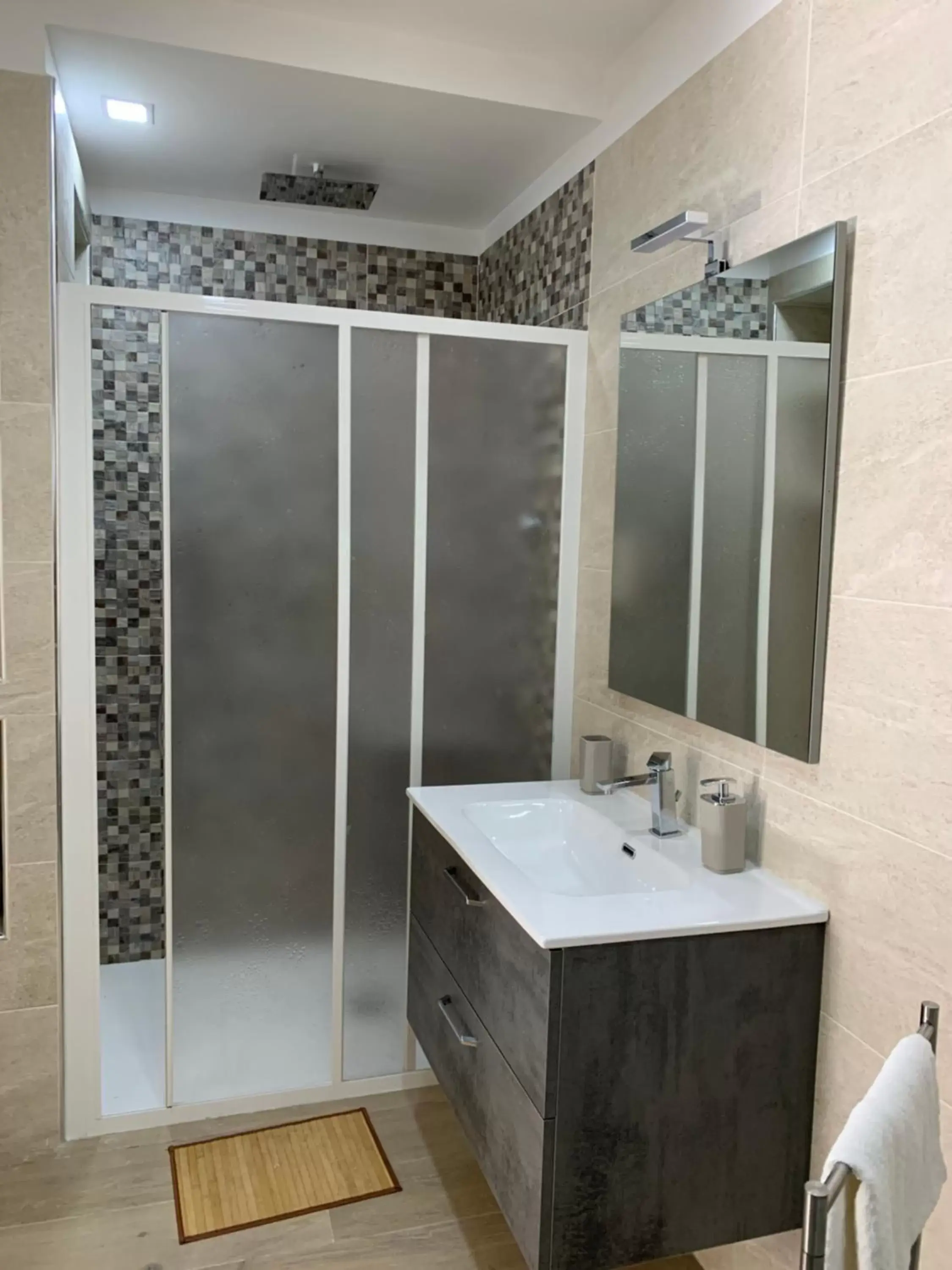 Shower, Bathroom in La Rosa del Vesuvio