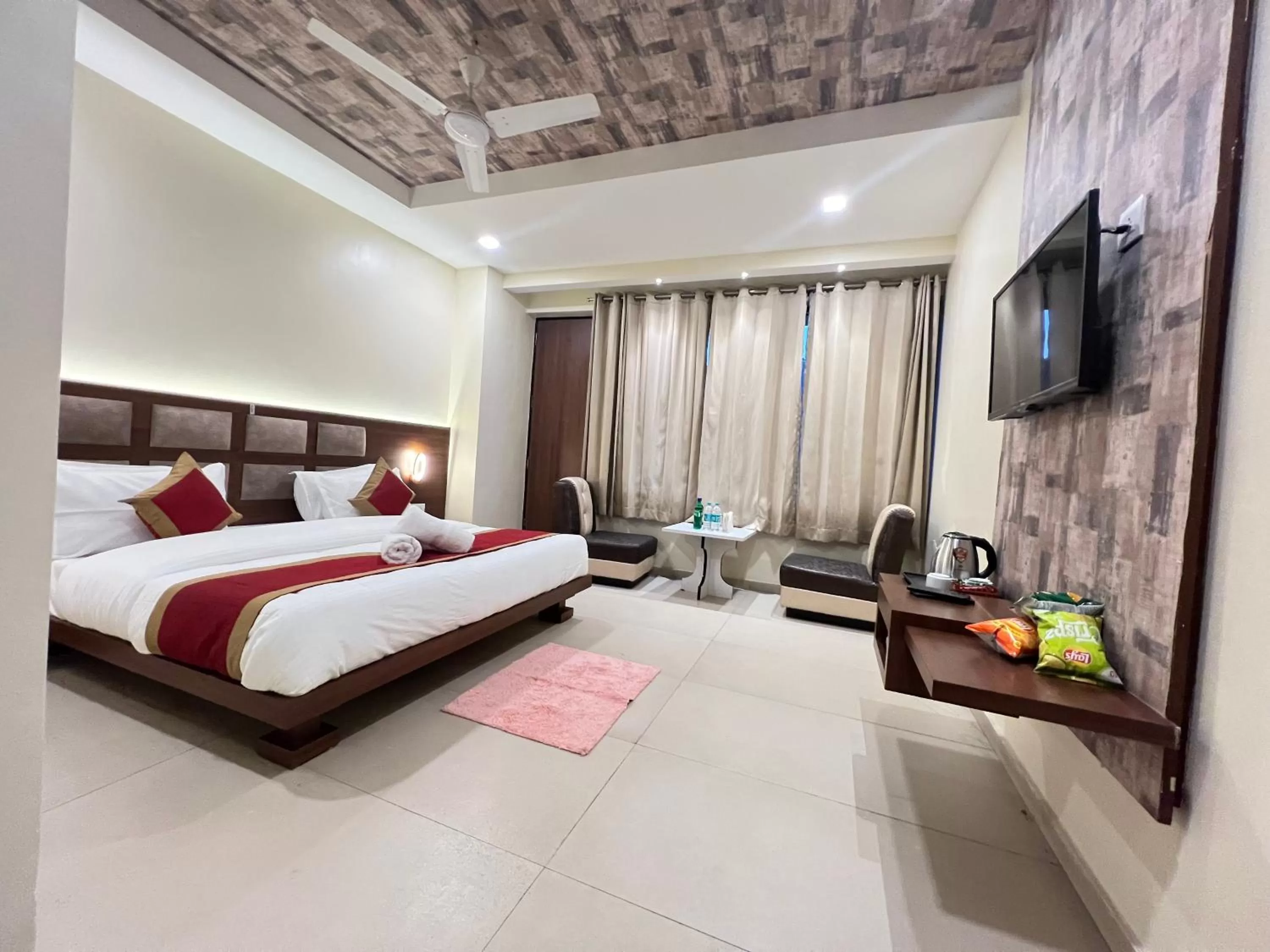 Photo of the whole room in Hotel White Orchid Dalhausie