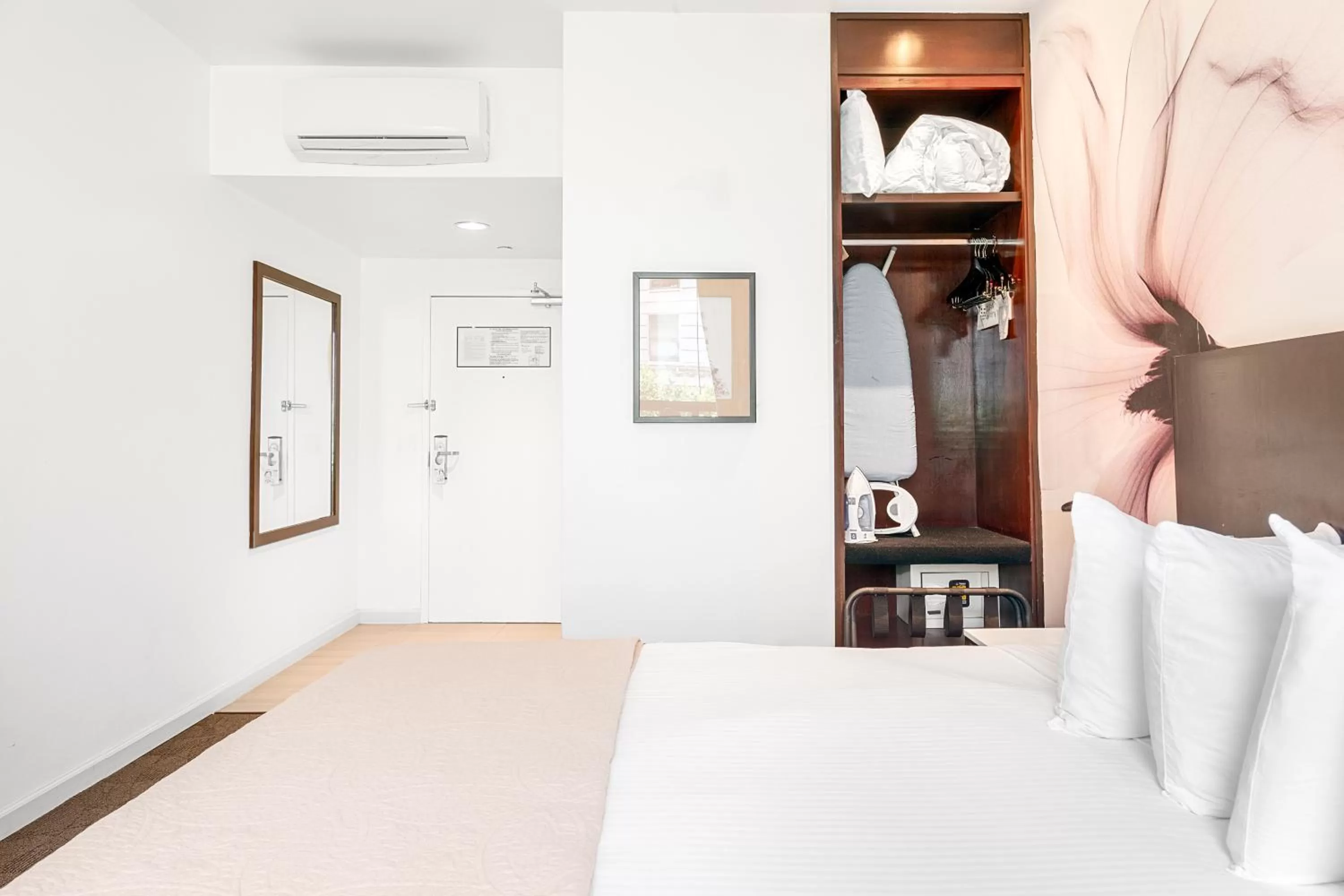 Bedroom, Bed in The O Hotel, Trademark Collection by Wyndham