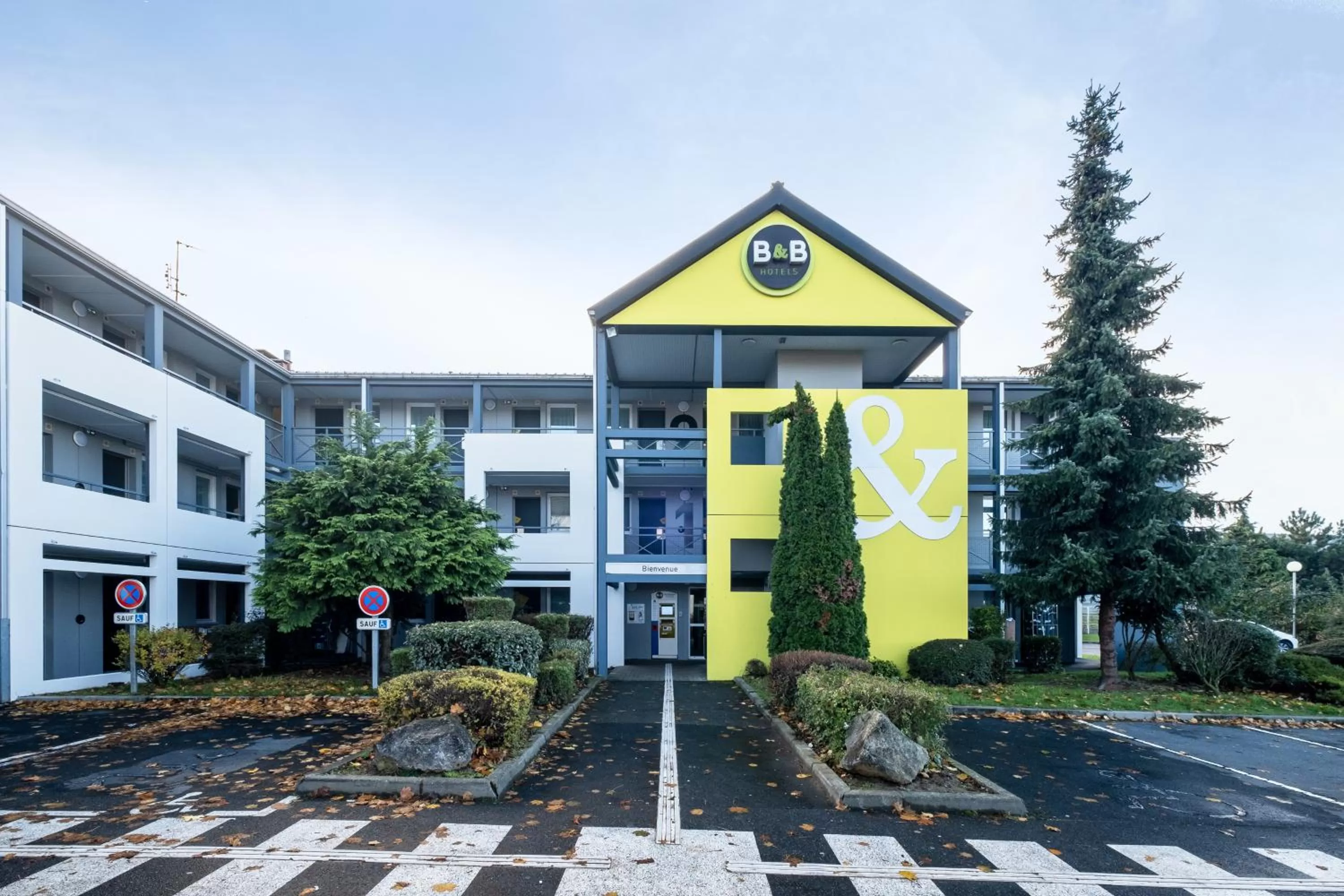 Facade/entrance in B&B HOTEL Lille Seclin Unexpo