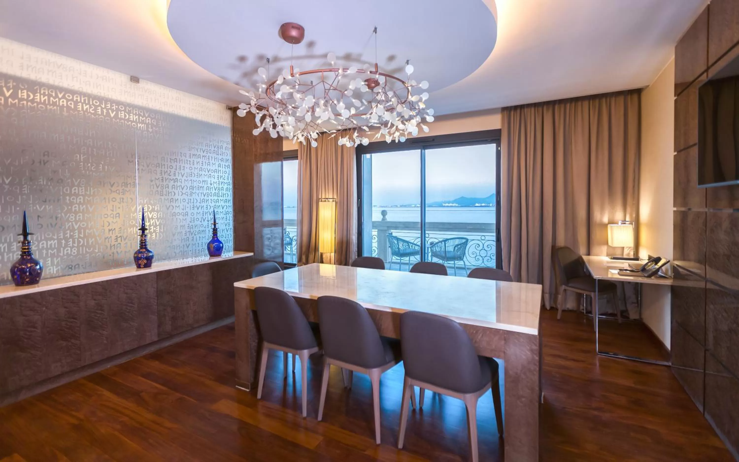 Dining area in Mövenpick Hotel du Lac Tunis