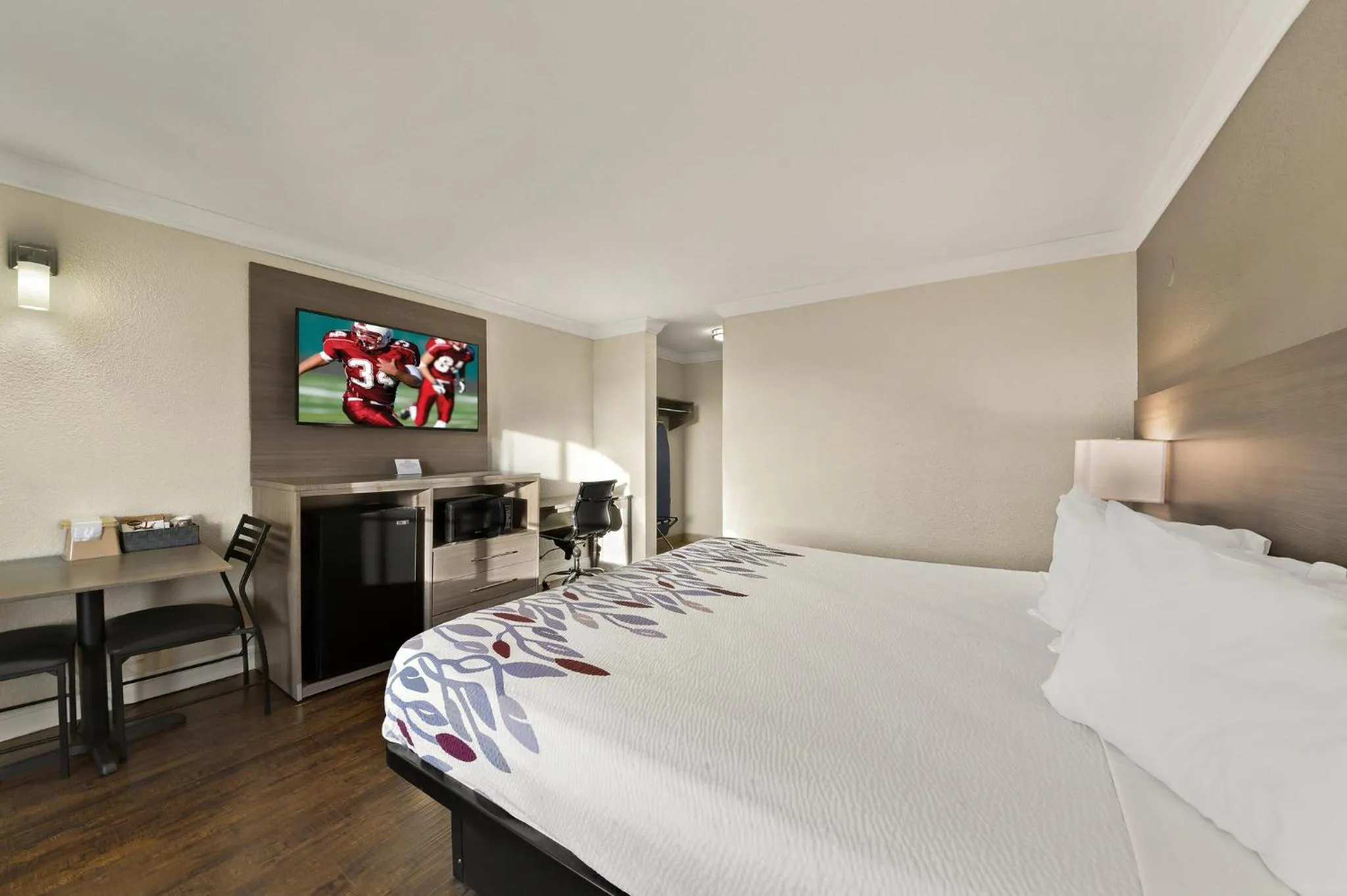 Photo of the whole room, Bed in Red Roof Inn Los Angeles - Bellflower