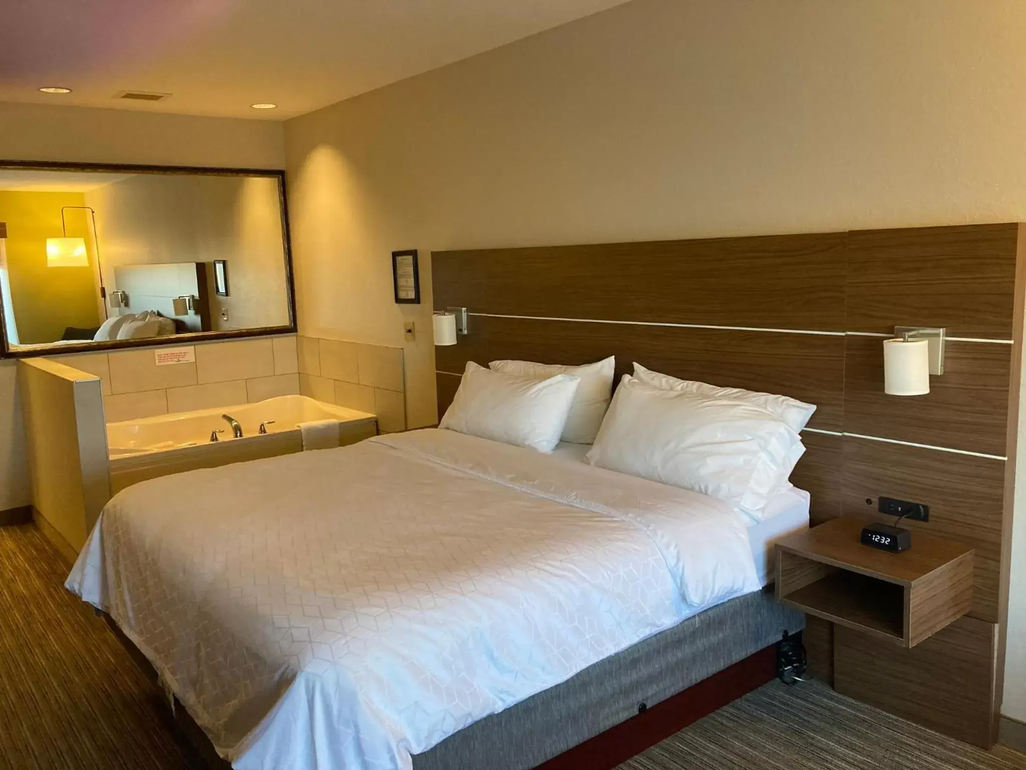 Photo of the whole room, Bed in Holiday Inn Express Hotel & Suites Portland, an IHG Hotel