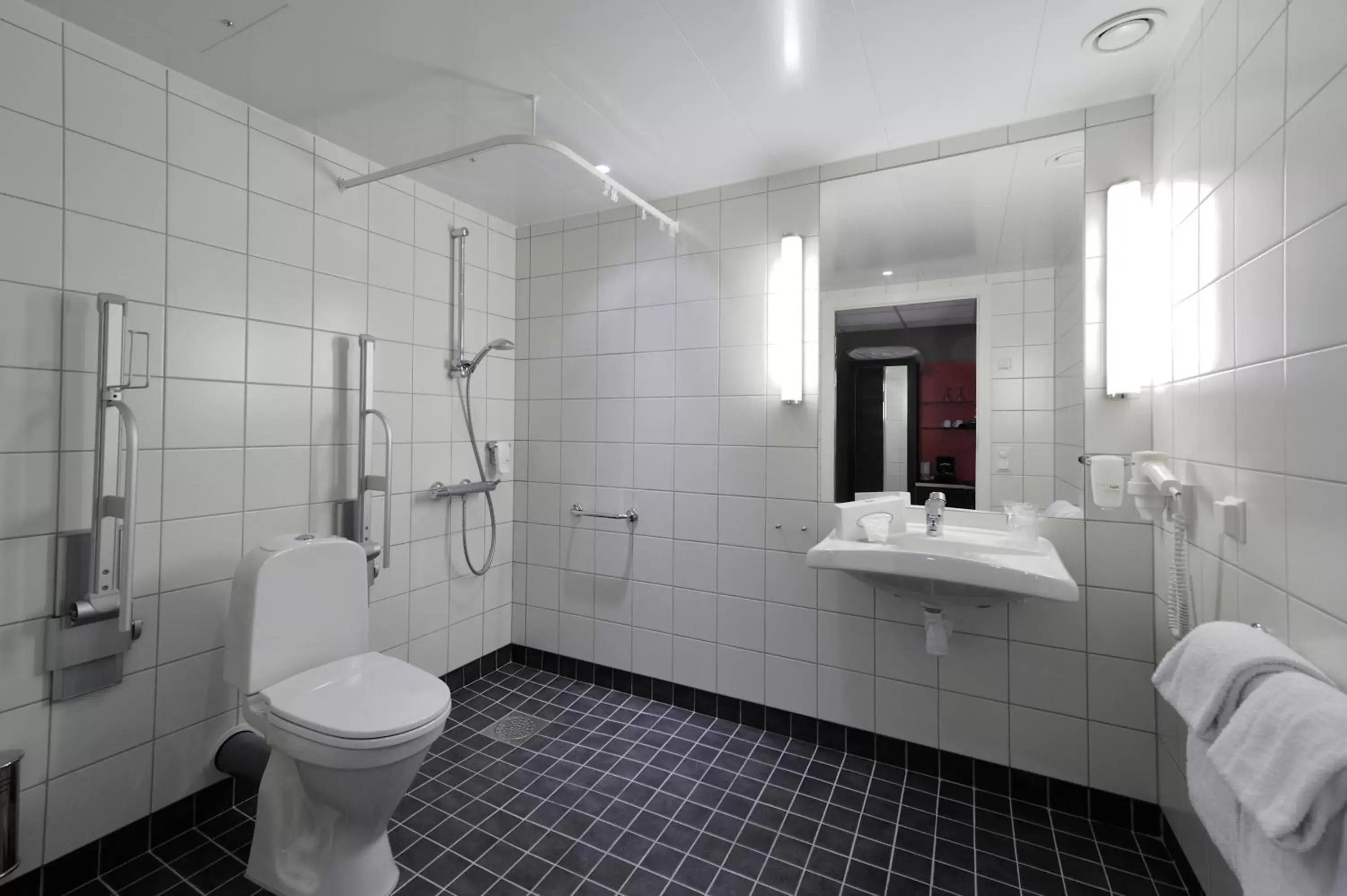 Toilet, Bathroom in Quality Hotel Grand Royal