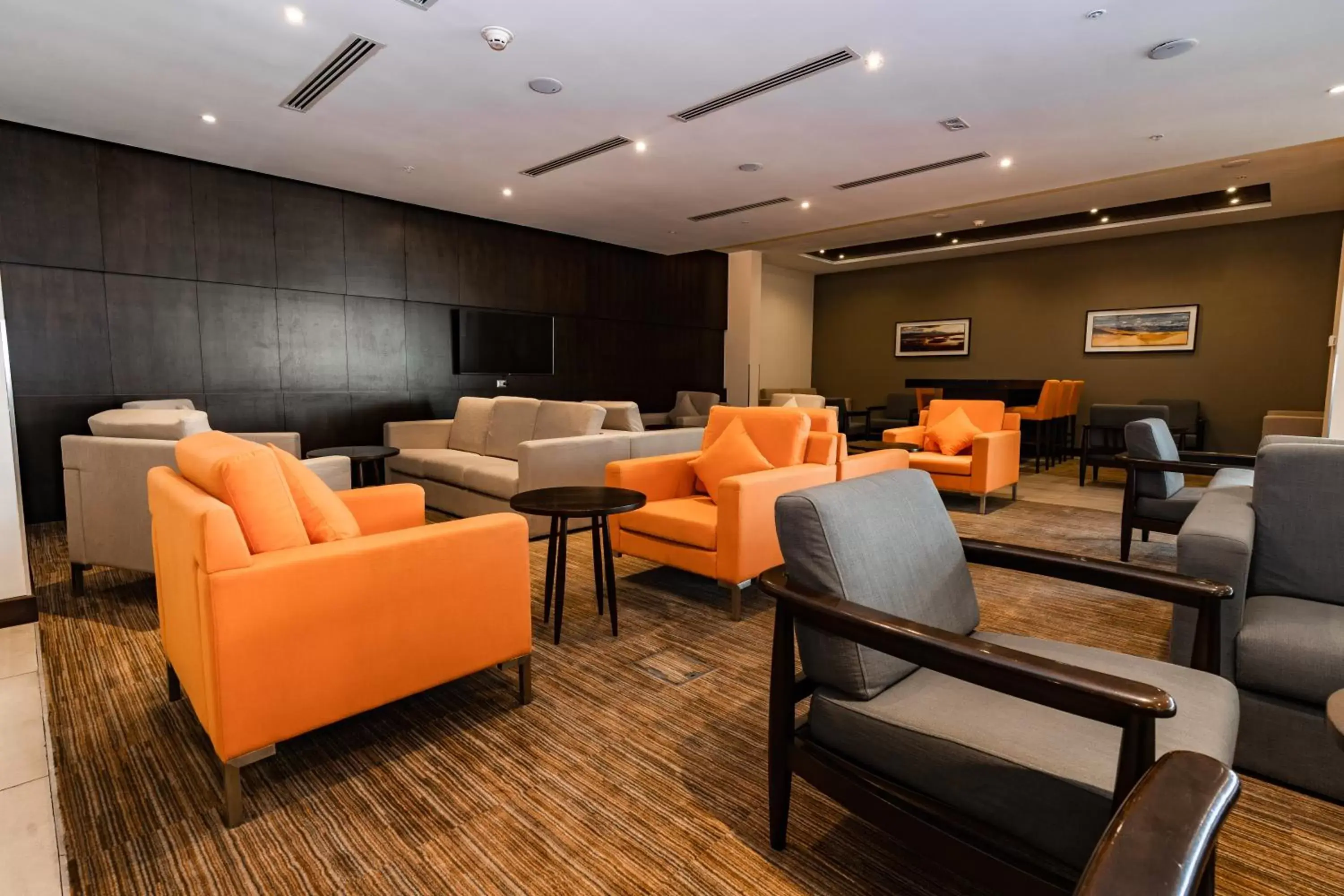 Living room, Lounge/Bar in La Quinta by Wyndham Santiago Aeropuerto