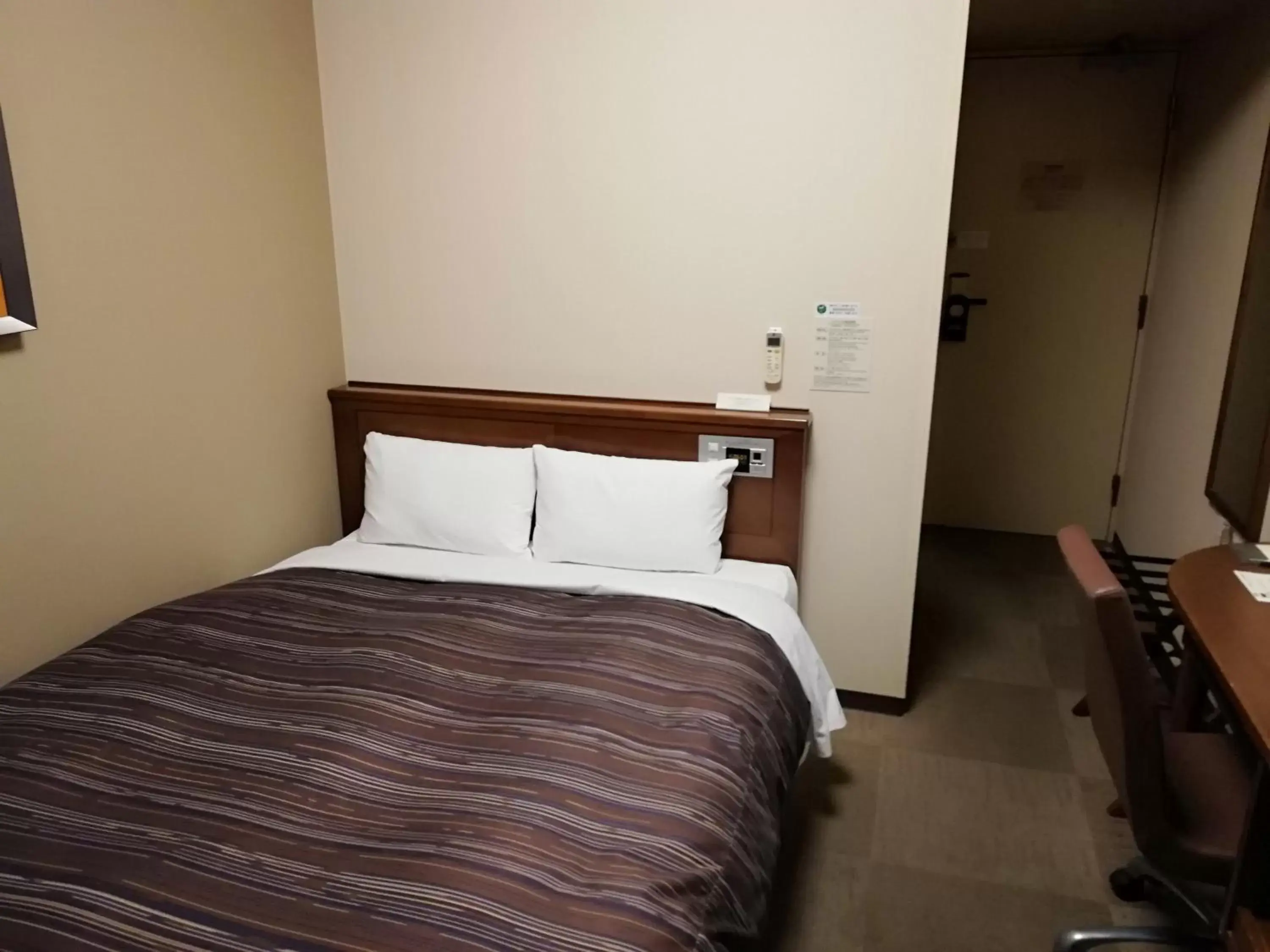 Photo of the whole room, Bed in Hotel Route-Inn Mito Kencho-mae