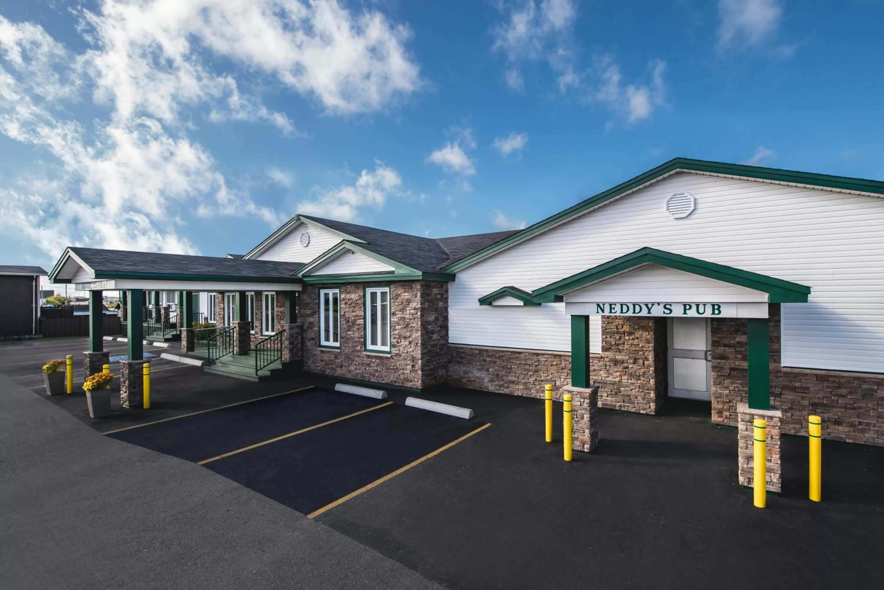 Facade/entrance in Shallow Bay Motel & Cabins Conference Centre