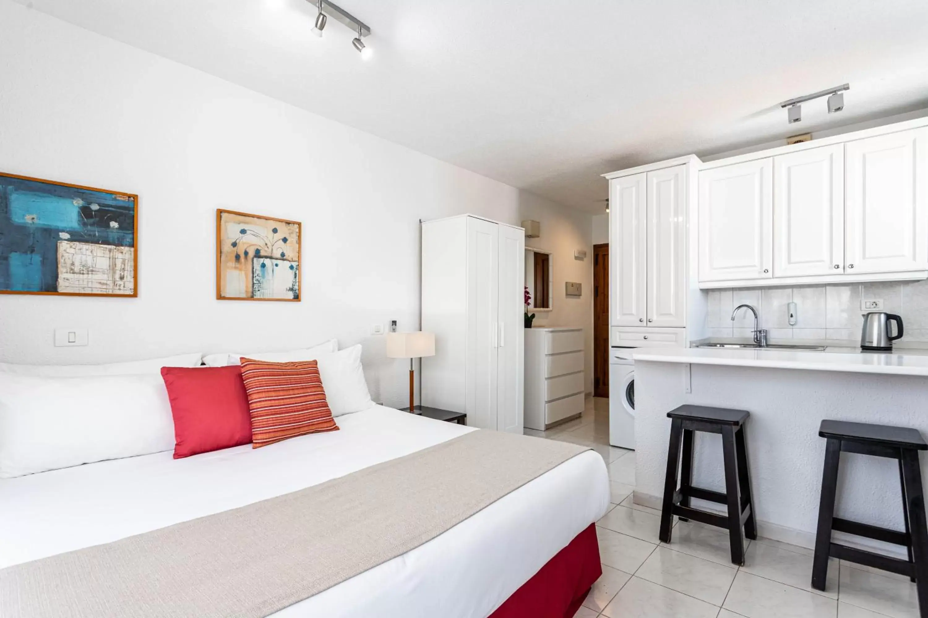 Kitchen or kitchenette, Bed in Wyndham Residences Golf del Sur