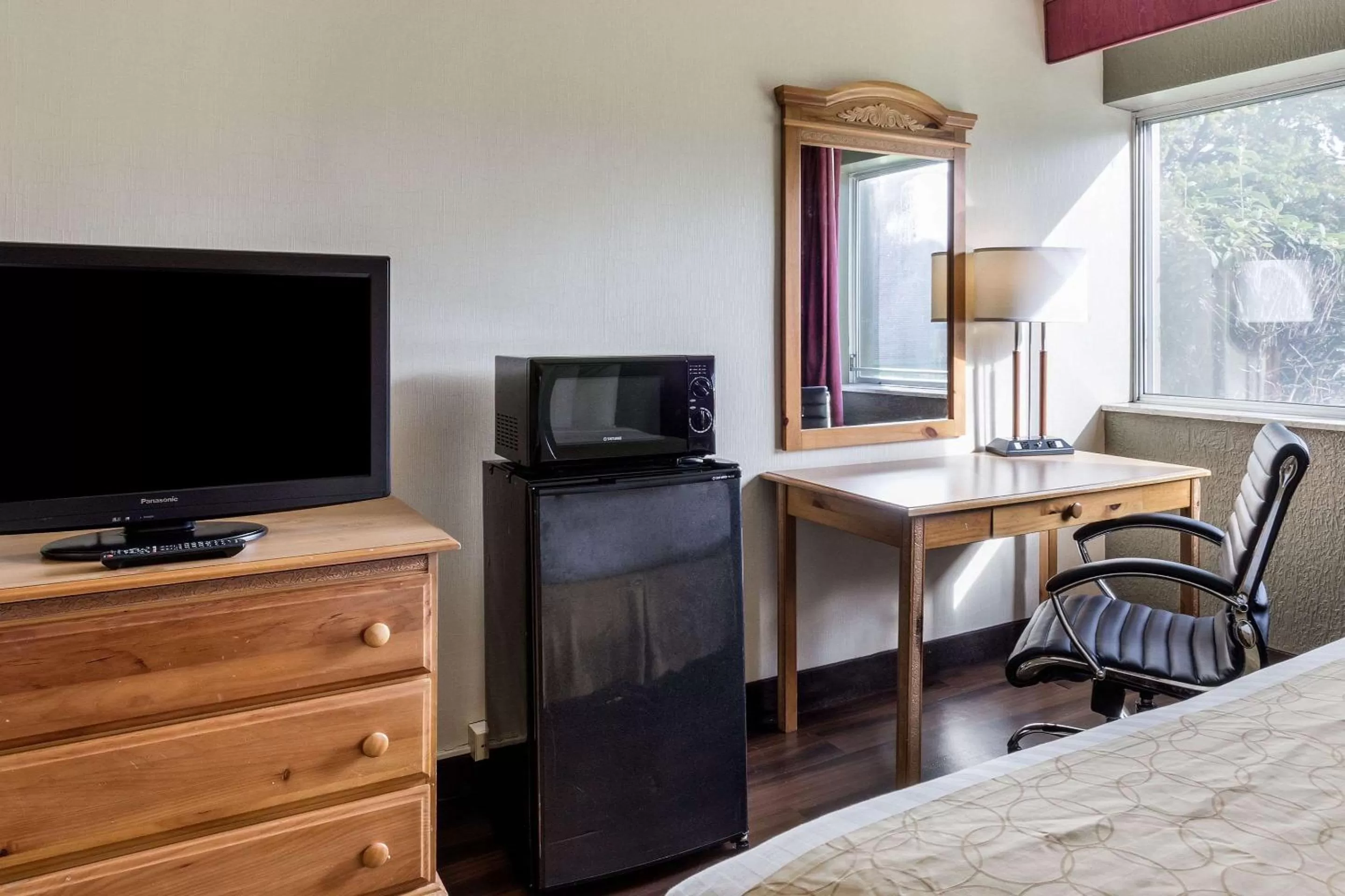 Photo of the whole room, TV/Entertainment Center in Clarion Hotel Seekonk - Providence