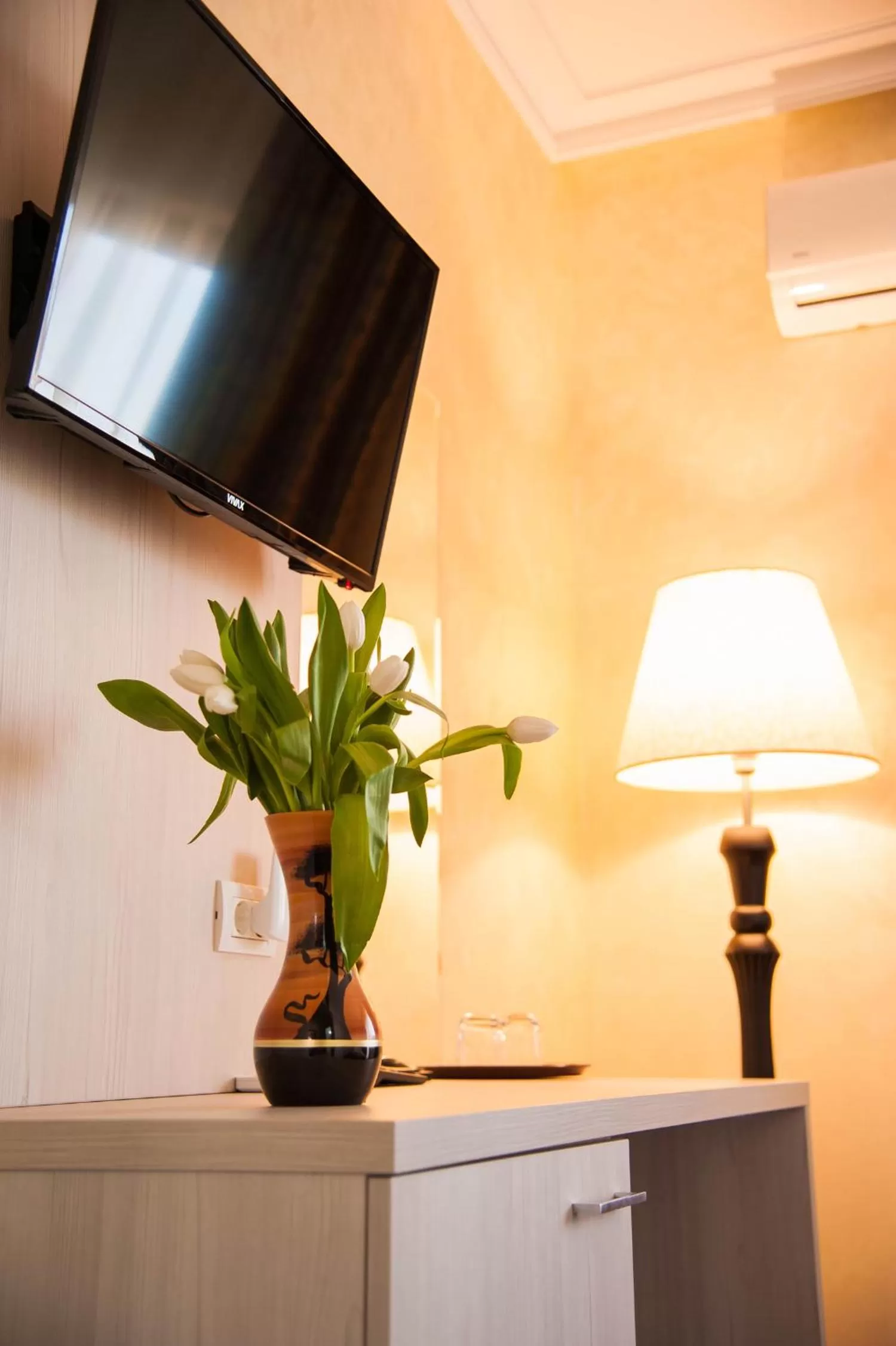 TV/Entertainment Center in Le Mer