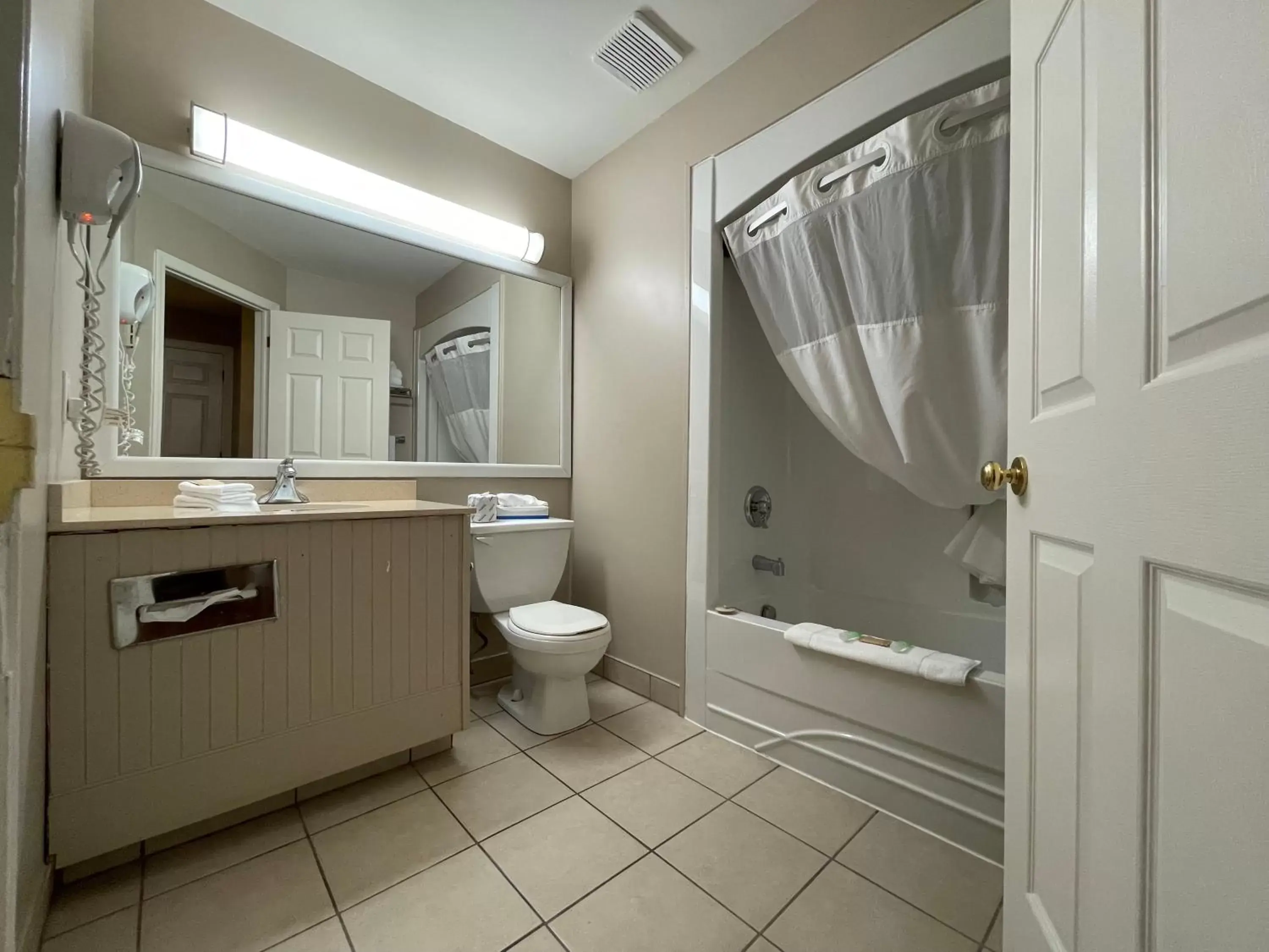 Shower, Bathroom in Super 8 by Wyndham Gananoque - Country Squire Resort