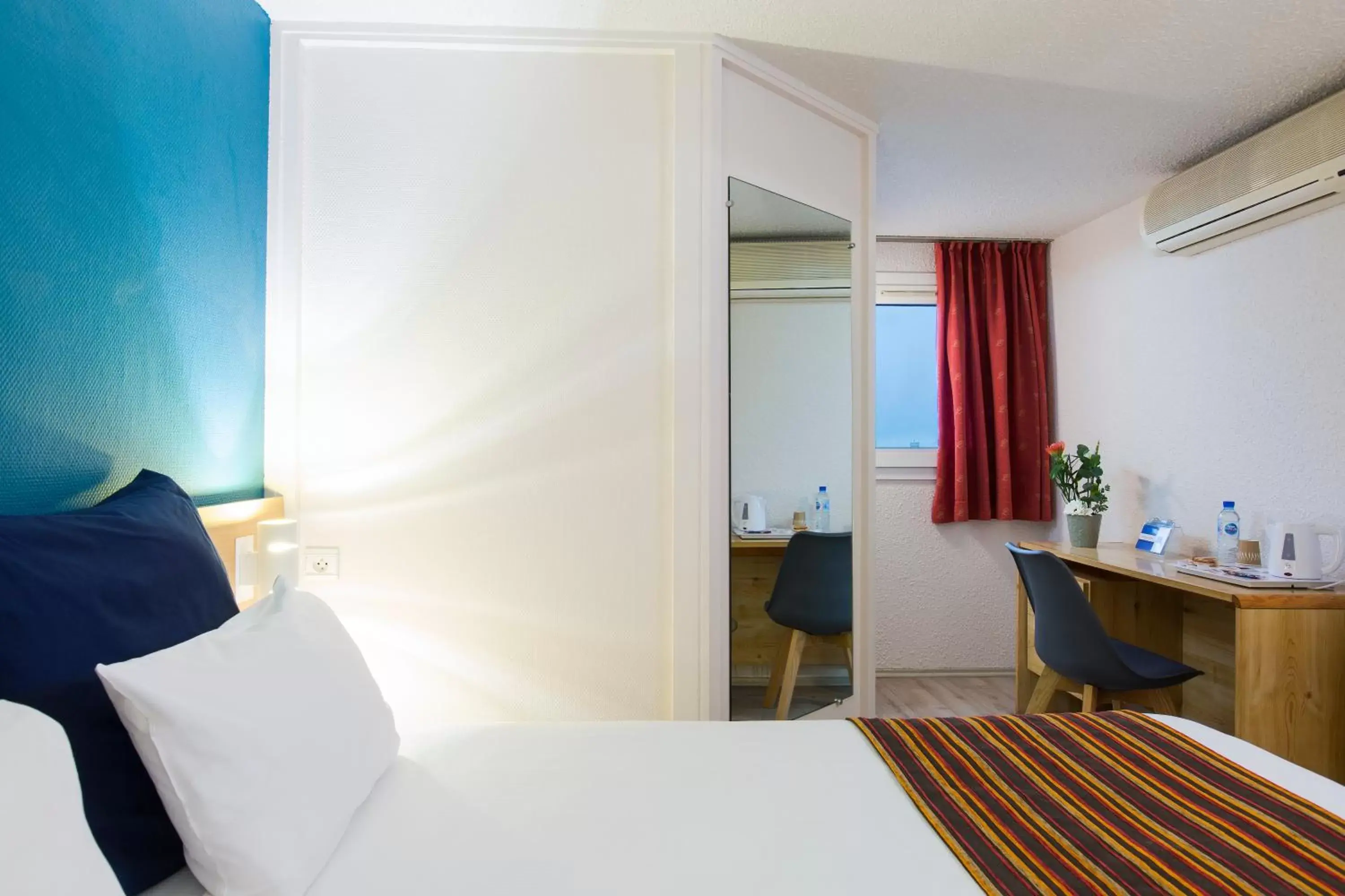 Bedroom, Bed in Comfort Hotel Montlucon