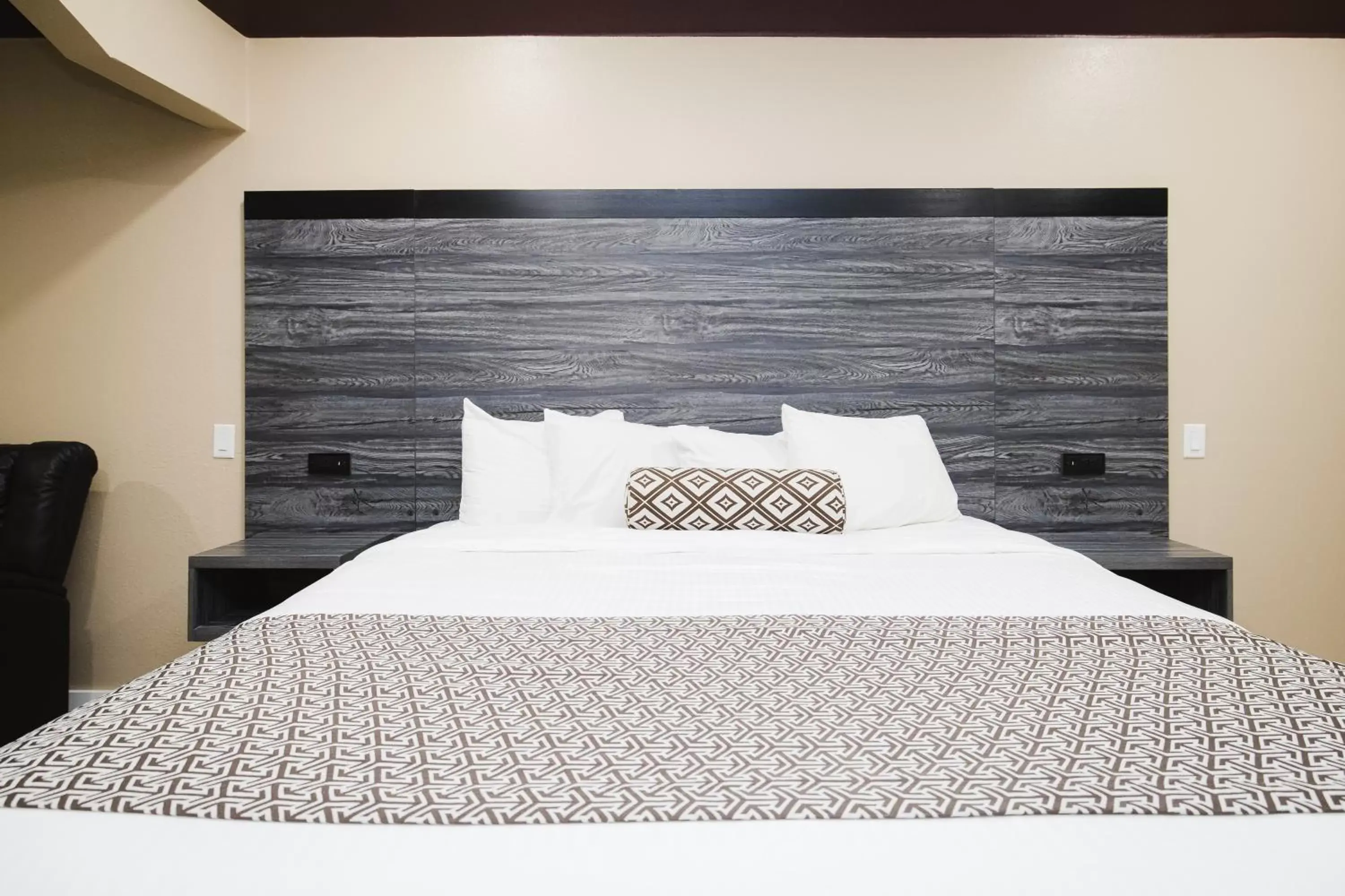 Bed in Sapphire Inn & Suites