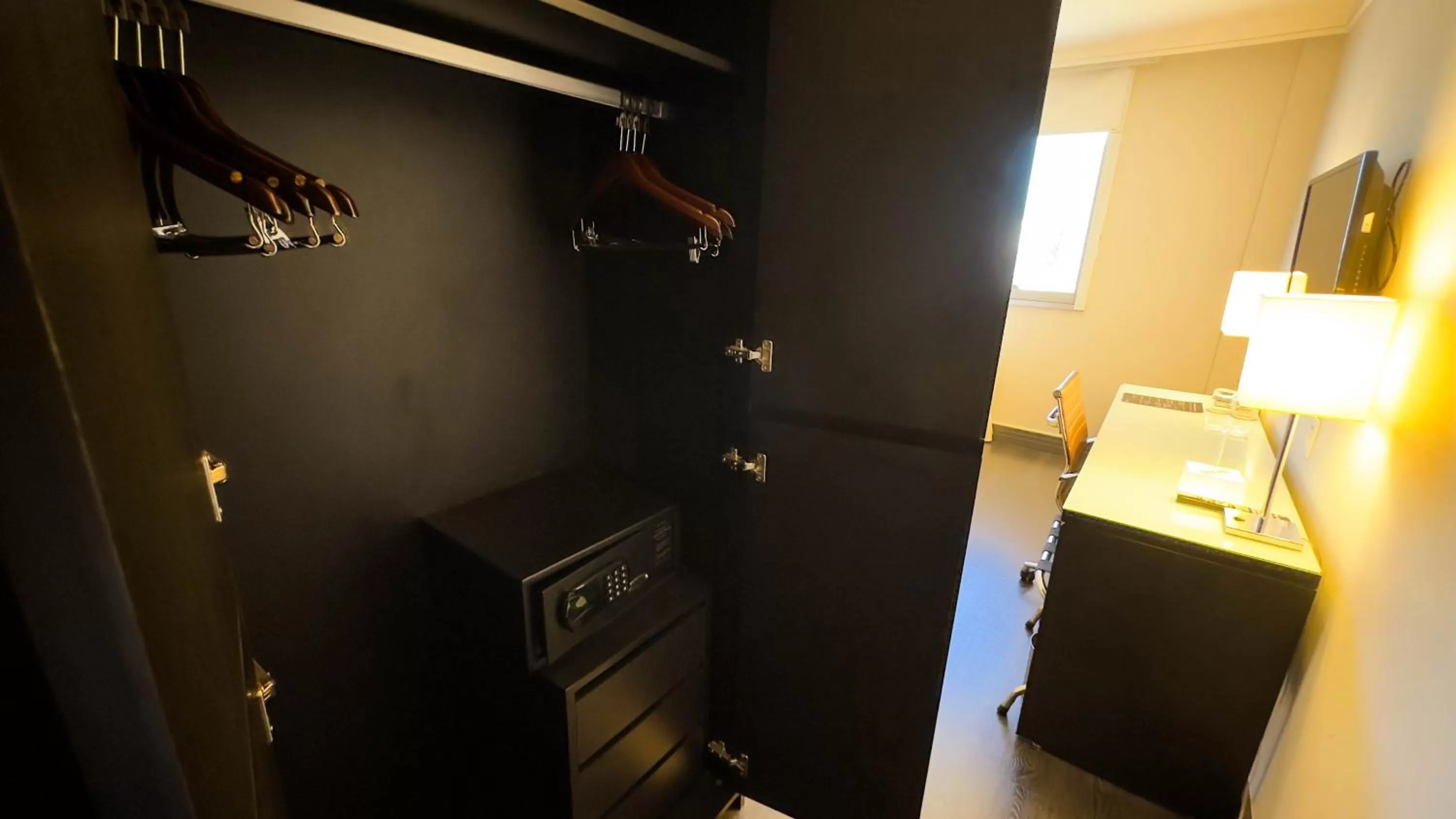 wardrobe in Hotel Gran Vivenzo Belo Horizonte