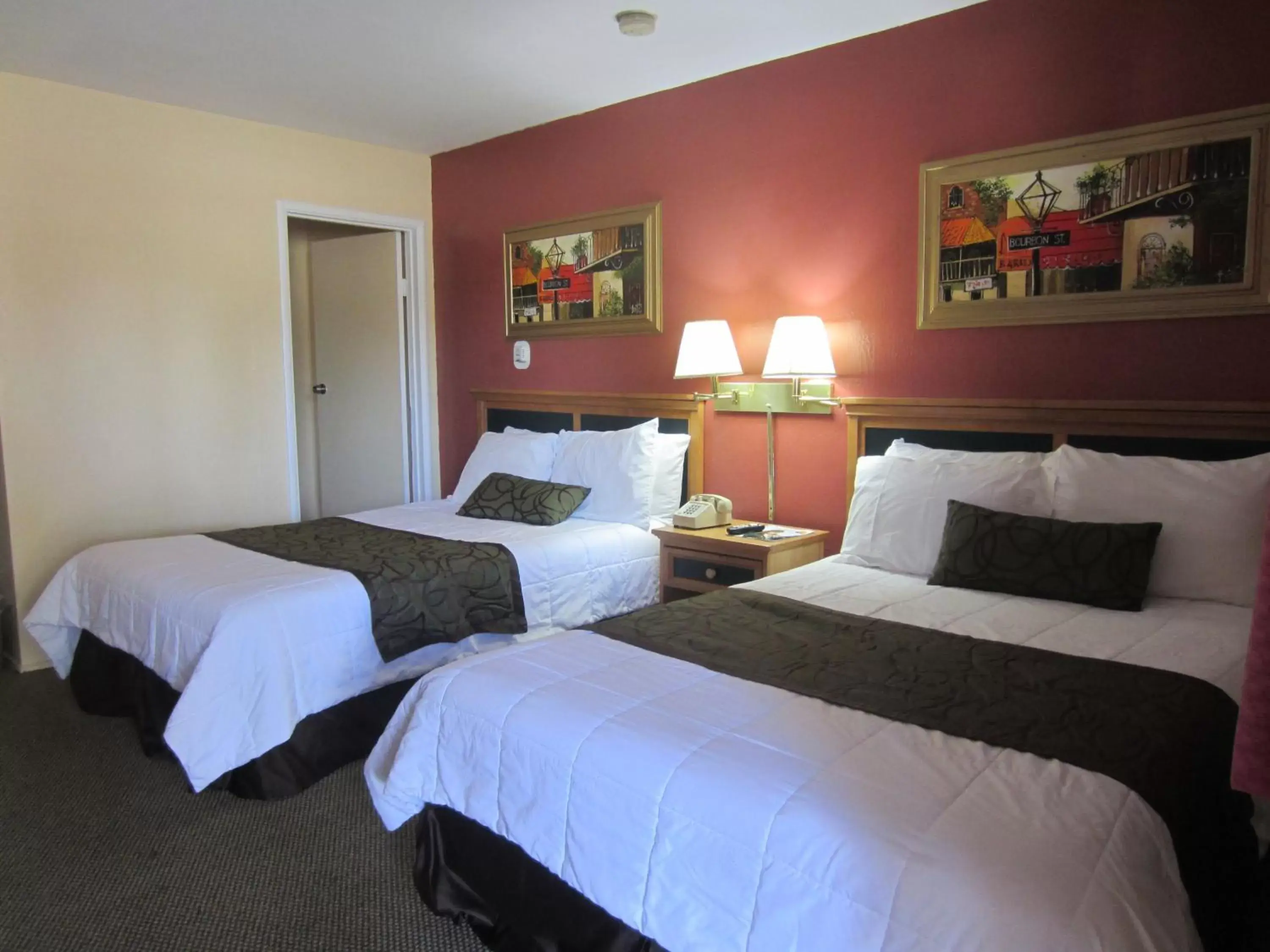 Bedroom, Bed in Bluebird Day Inn & Suites