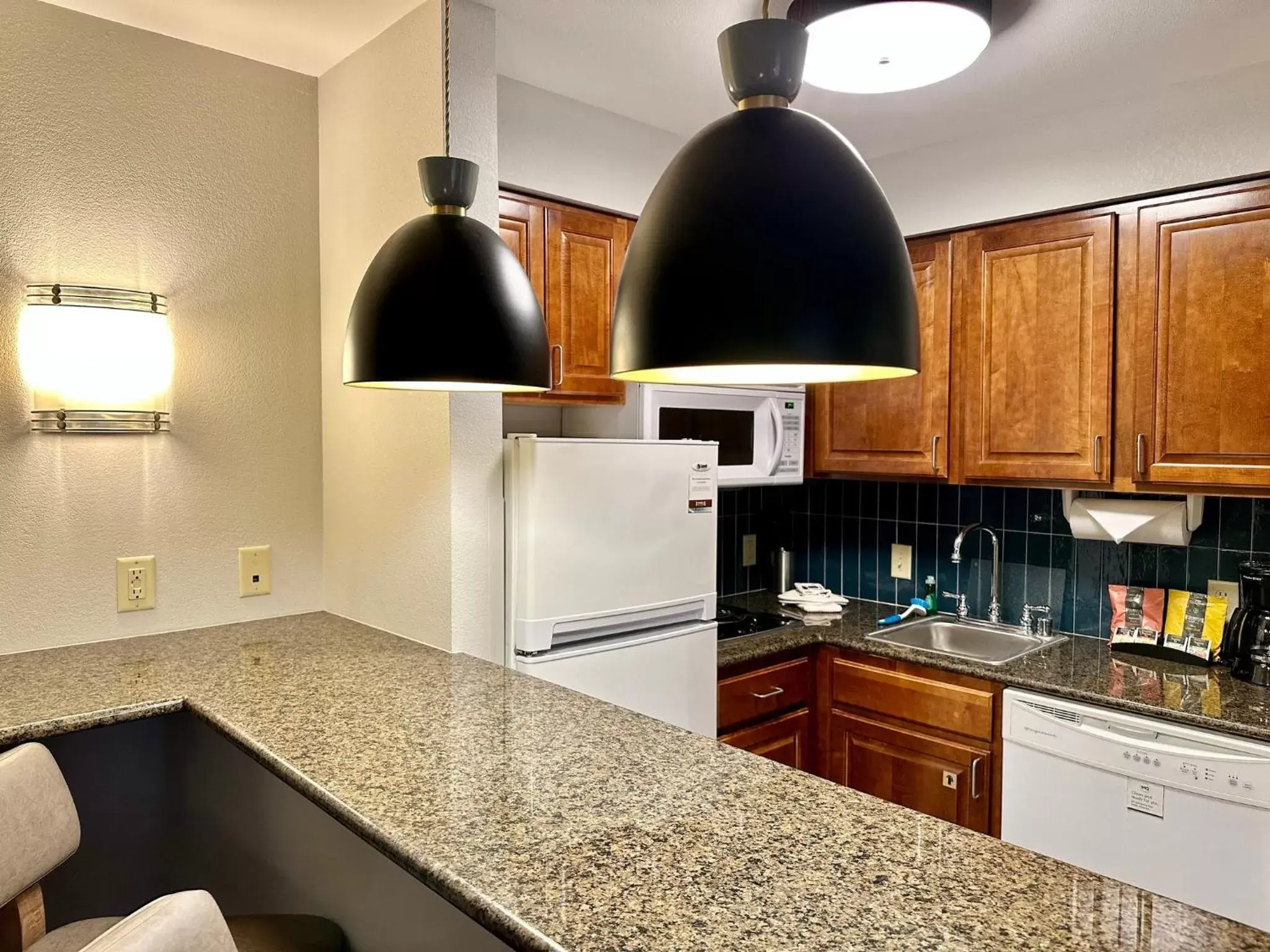 Photo of the whole room, Kitchen/Kitchenette in Staybridge Suites Milwaukee West-Oconomowoc, an IHG Hotel