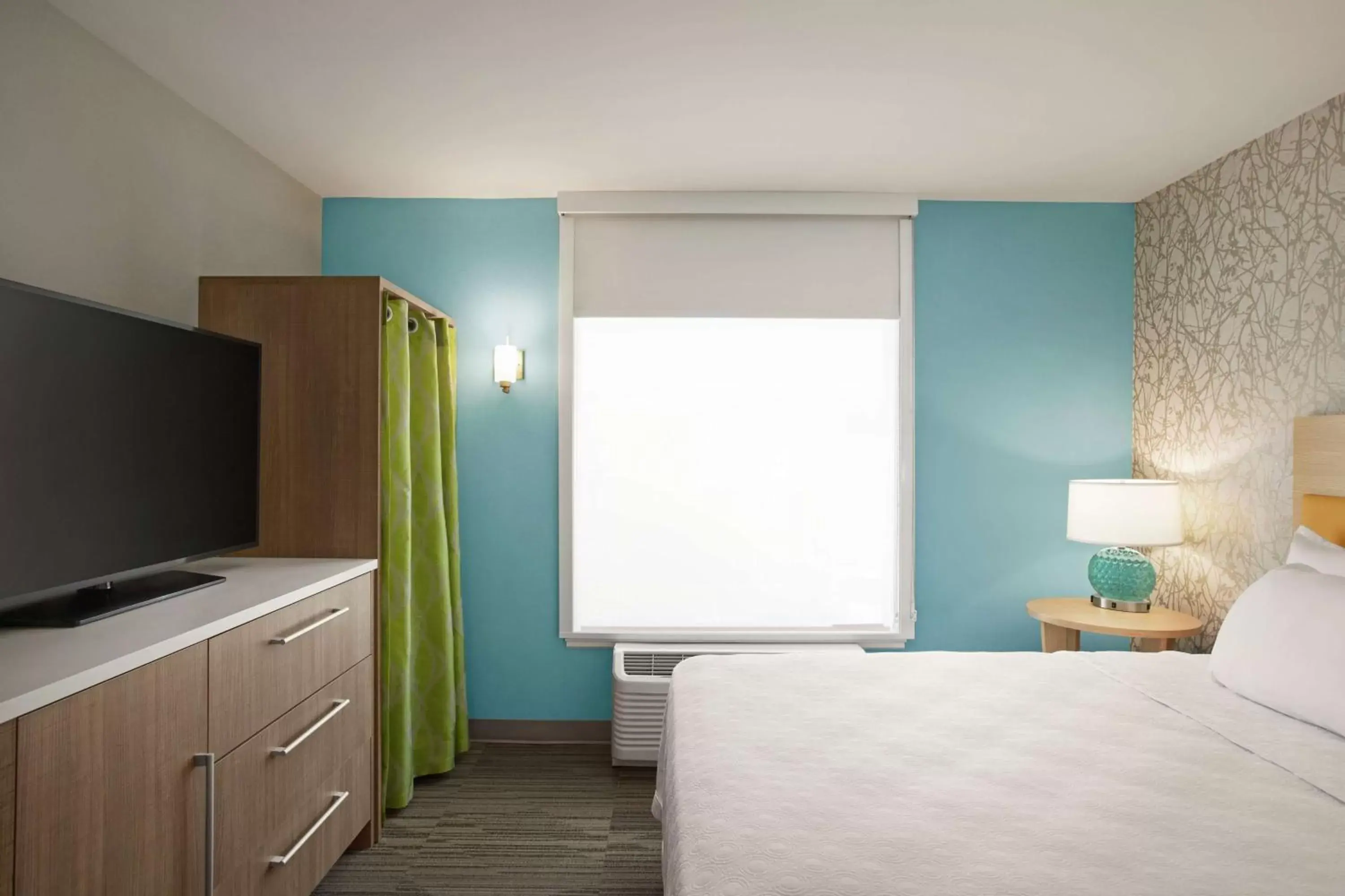 Bedroom, TV/Entertainment Center in Home2 Suites By Hilton Fernandina Beach on Amelia Island, FL