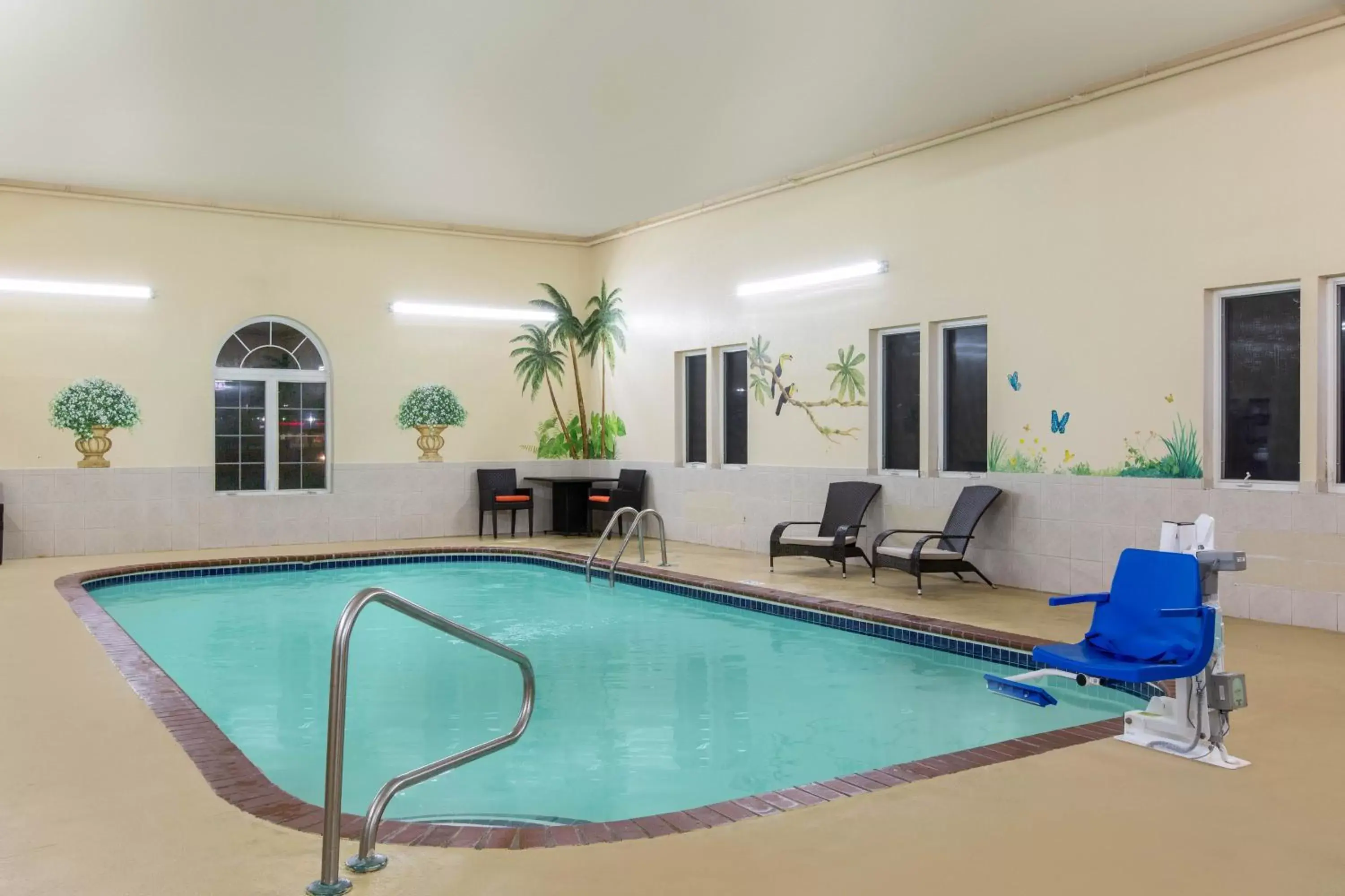 Swimming pool in Super 8 by Wyndham Ottawa Swimming pool in Super 8 by Wyndham Ottawa