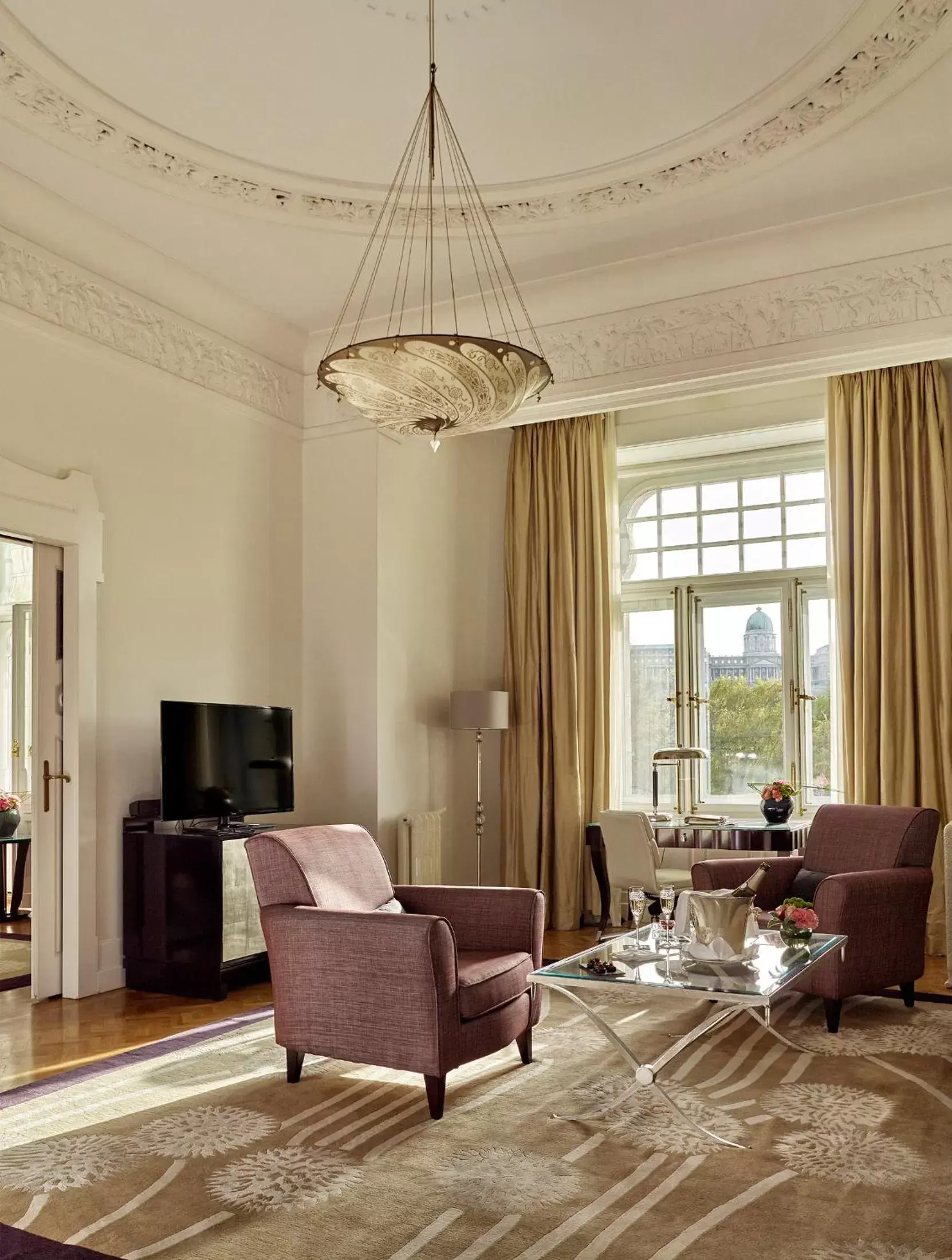 Photo of the whole room, Seating Area in Four Seasons Hotel Gresham Palace Budapest