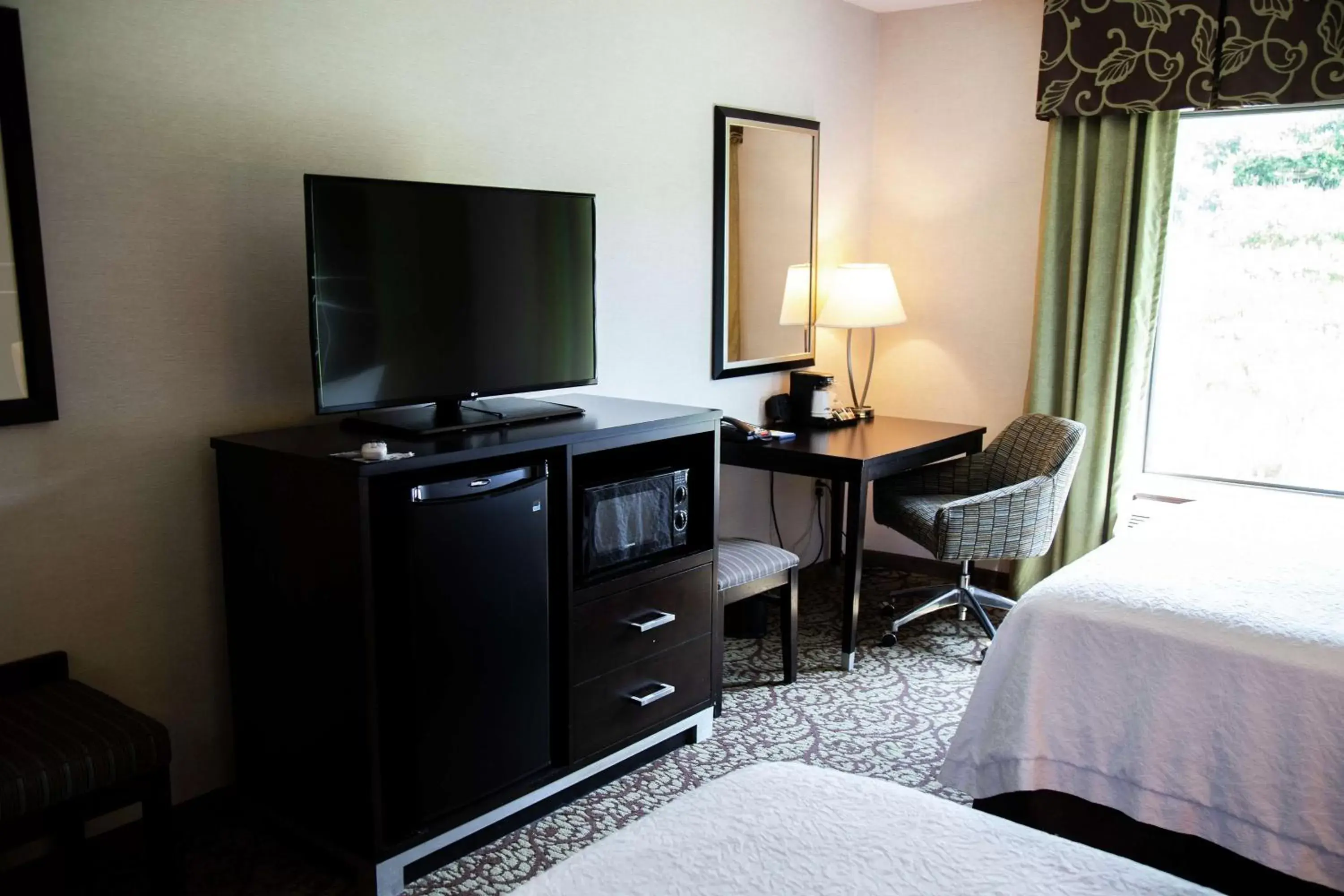 Bedroom, TV/Entertainment Center in Hampton Inn & Suites Sharon