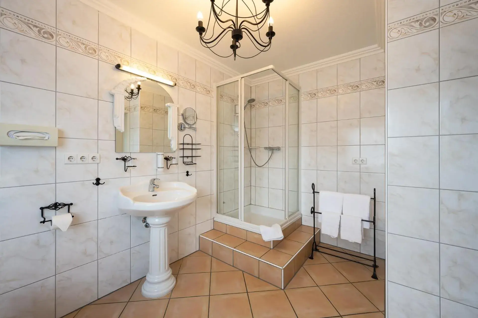 Shower, Bathroom in Ambient Hotel am Europakanal