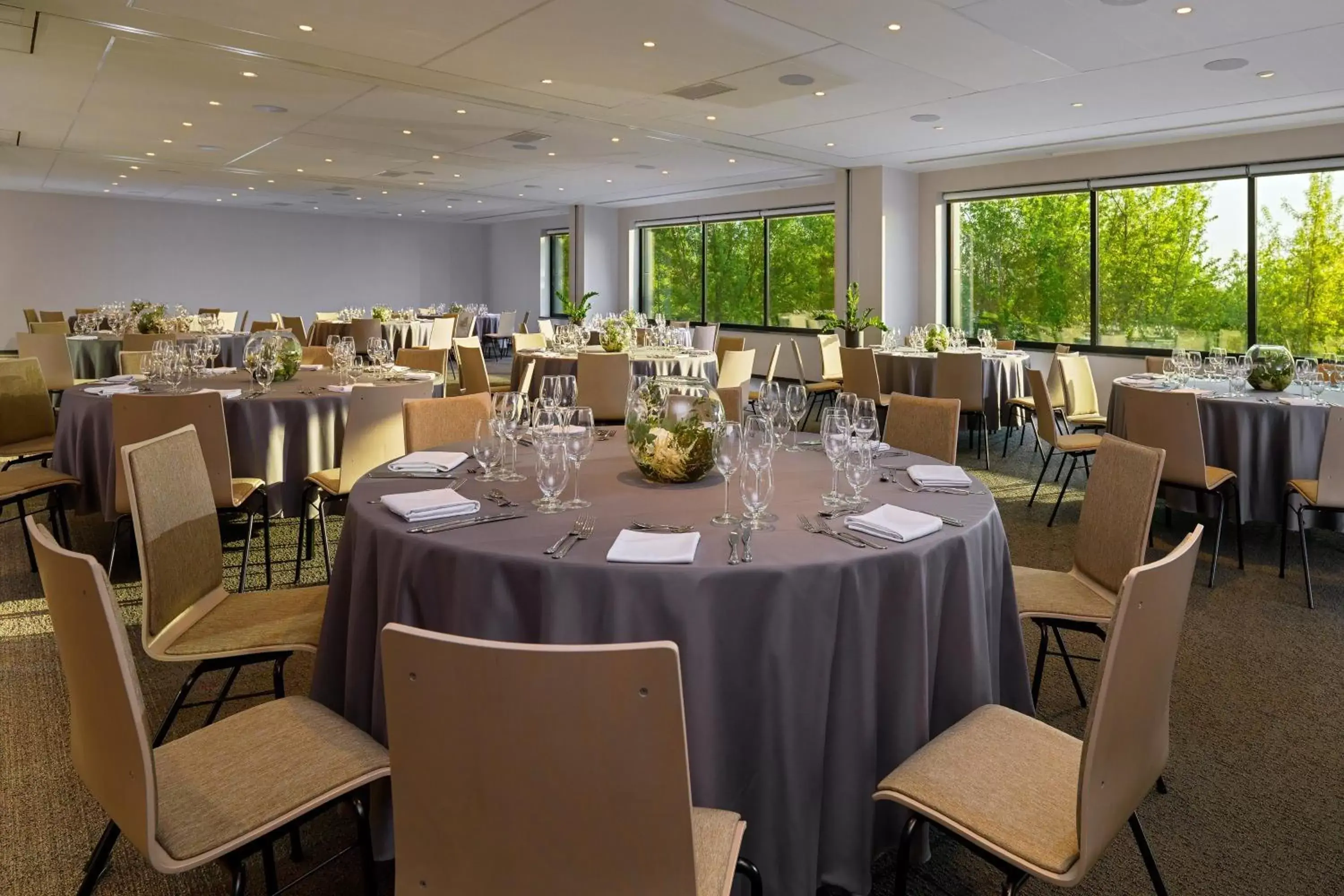 Meeting/conference room, Restaurant/Places to Eat in Four Points by Sheraton Warsaw Mokotow