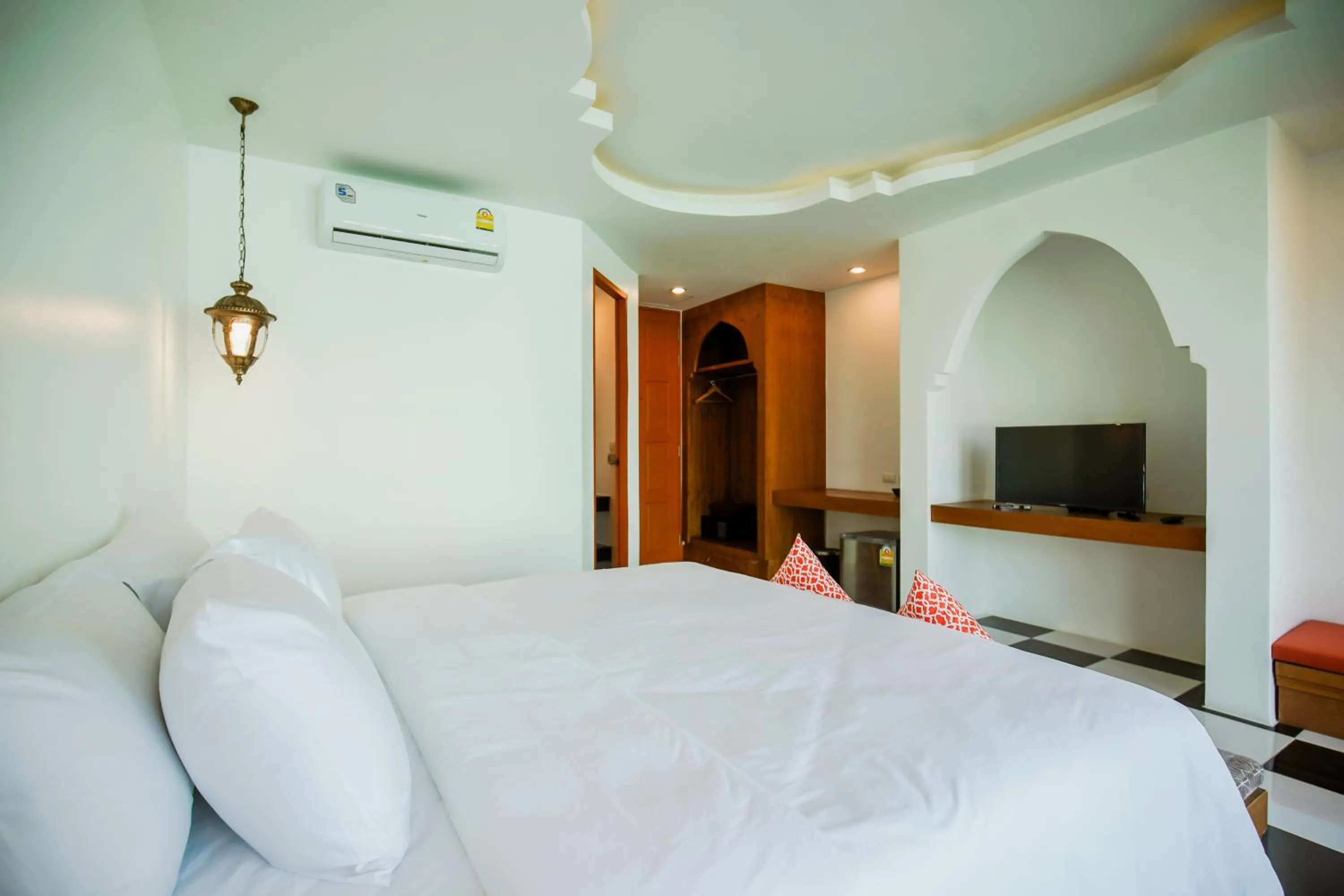 Photo of the whole room, Bed in Khaleej Mass Hotel Patong