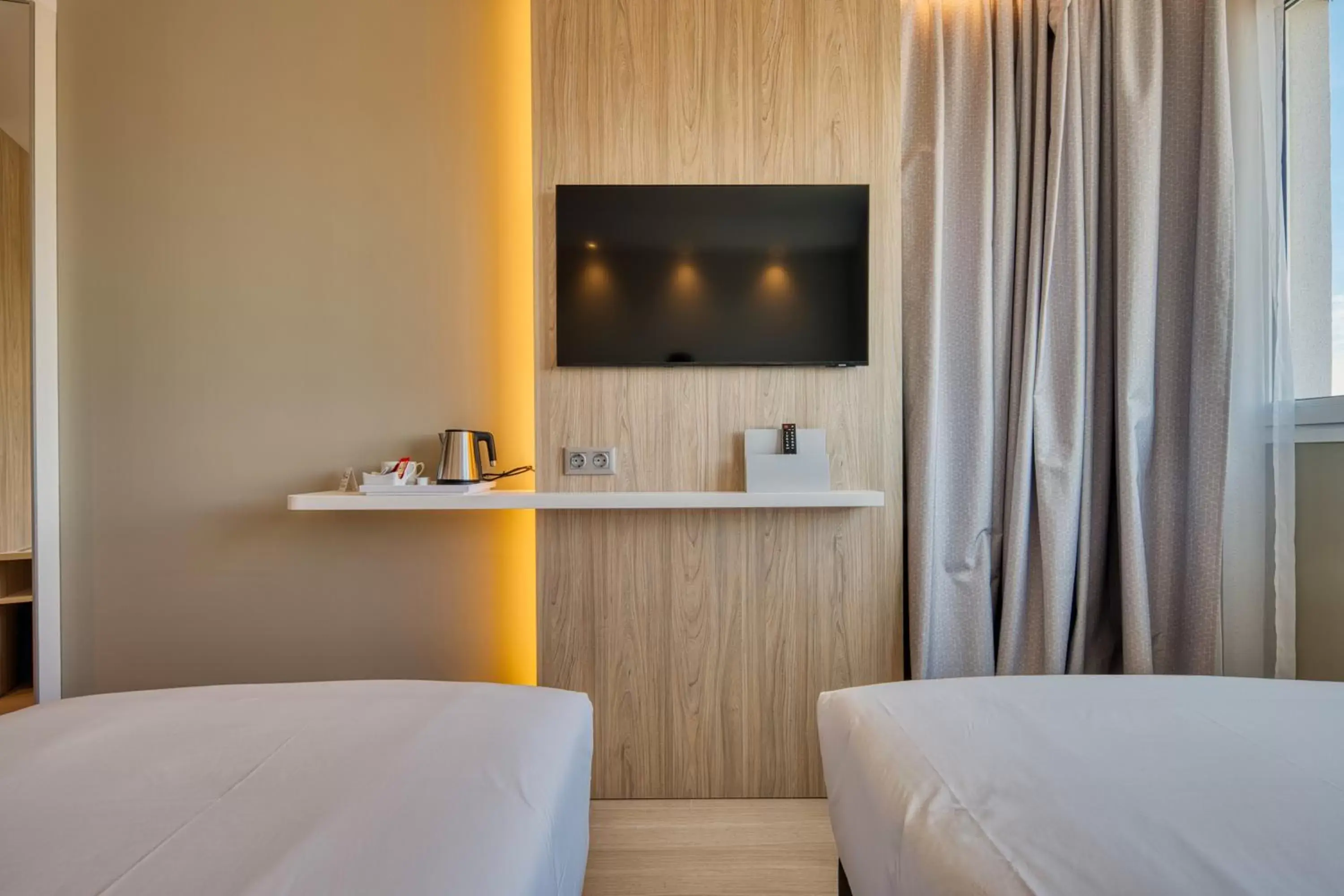 Bed, TV/Entertainment Center in Holiday Inn Express - Madrid - Airport, an IHG Hotel