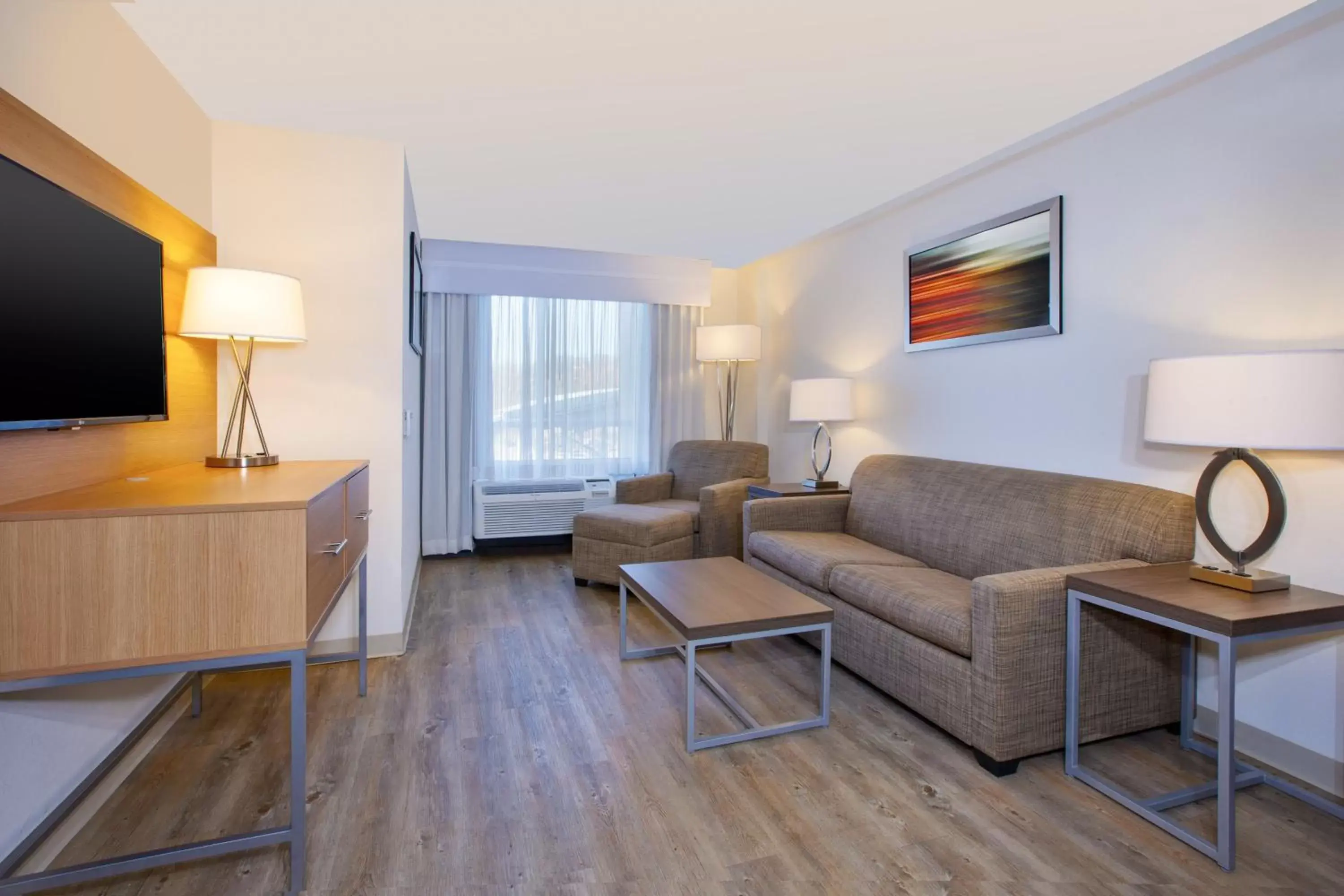 Photo of the whole room, Seating Area in Holiday Inn Morgantown-University Area, an IHG Hotel