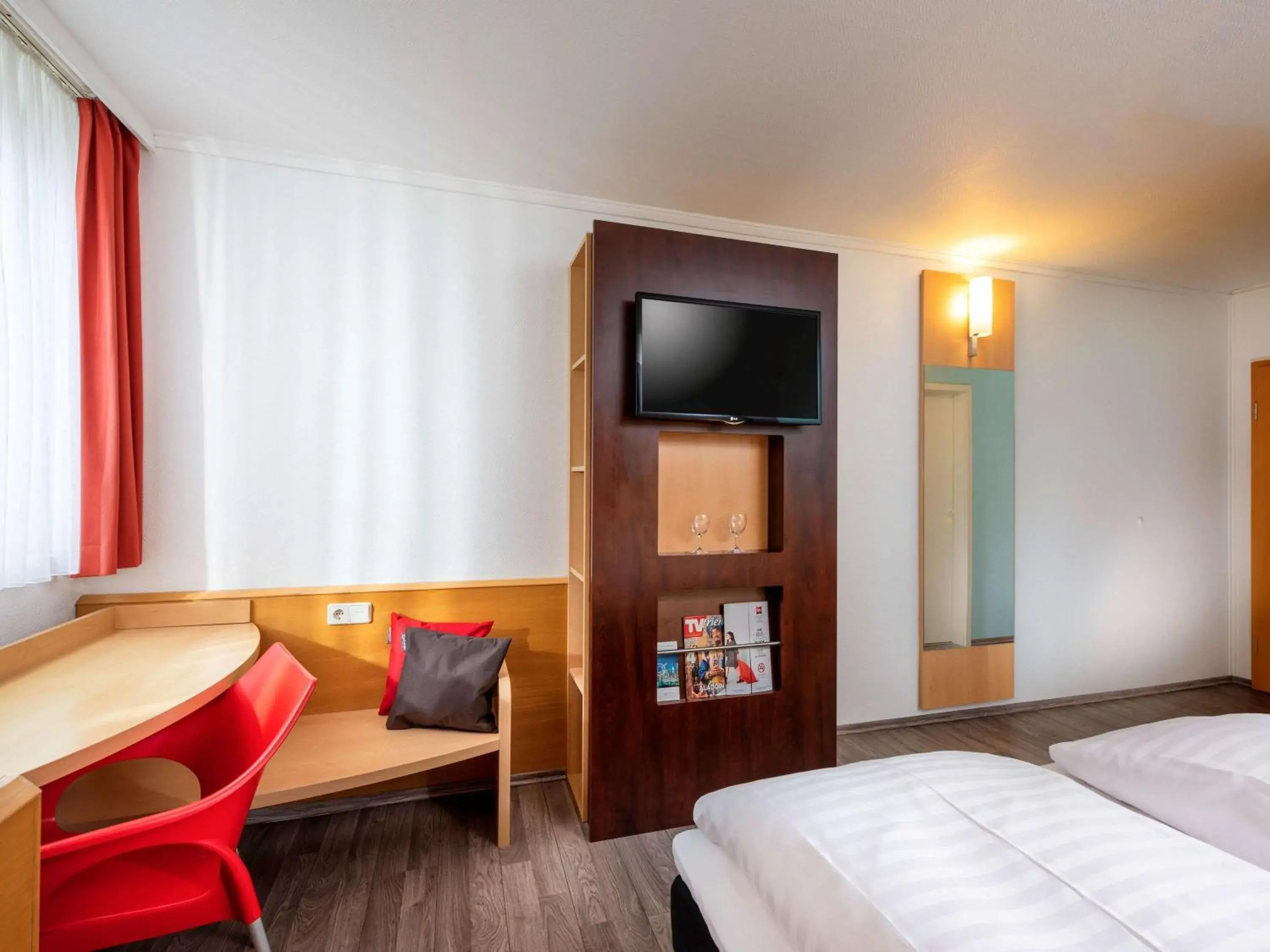 Photo of the whole room, Bed in Ibis Kassel Melsungen