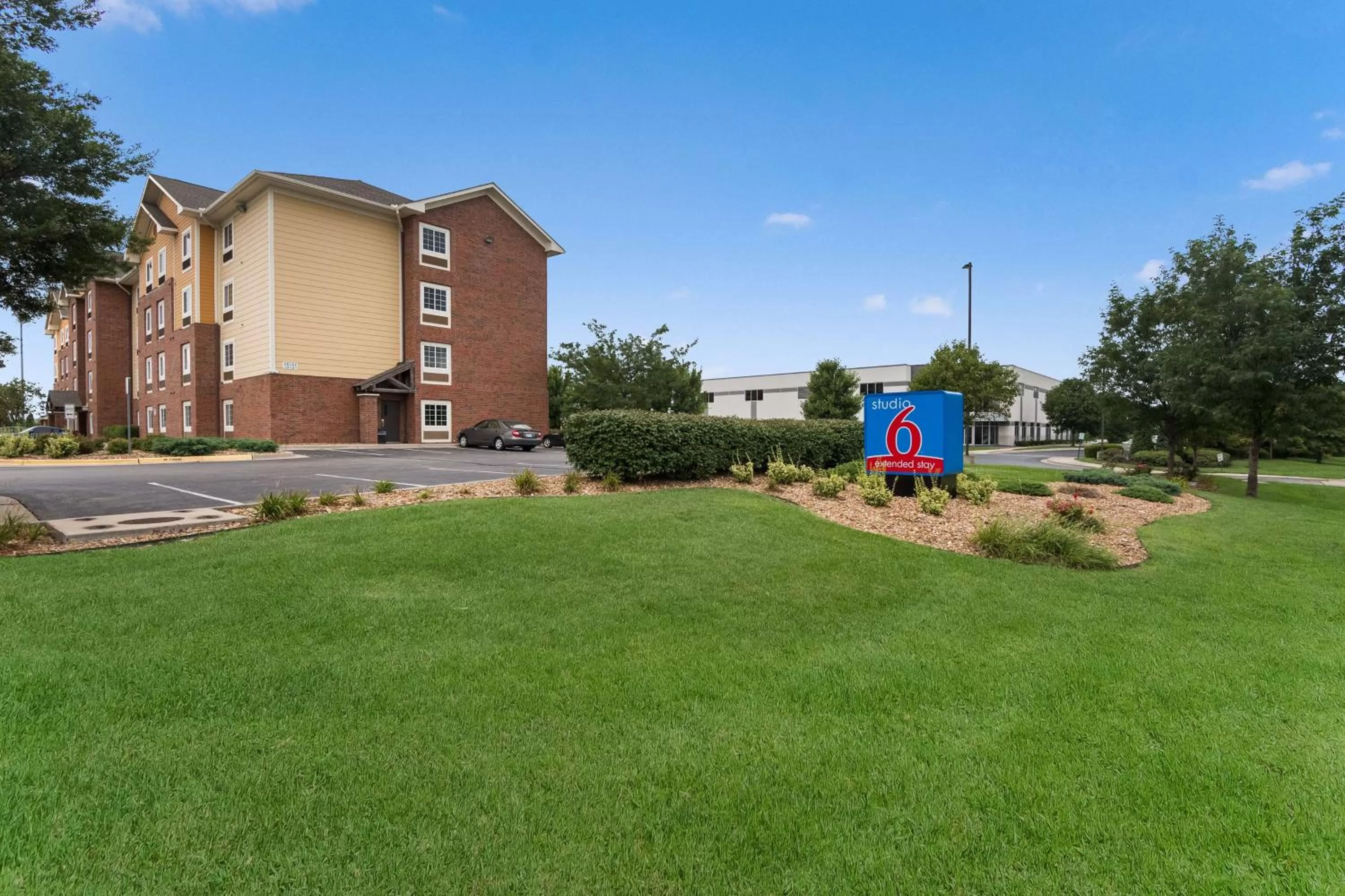 Property building in Studio 6 Lenexa - Overland Park