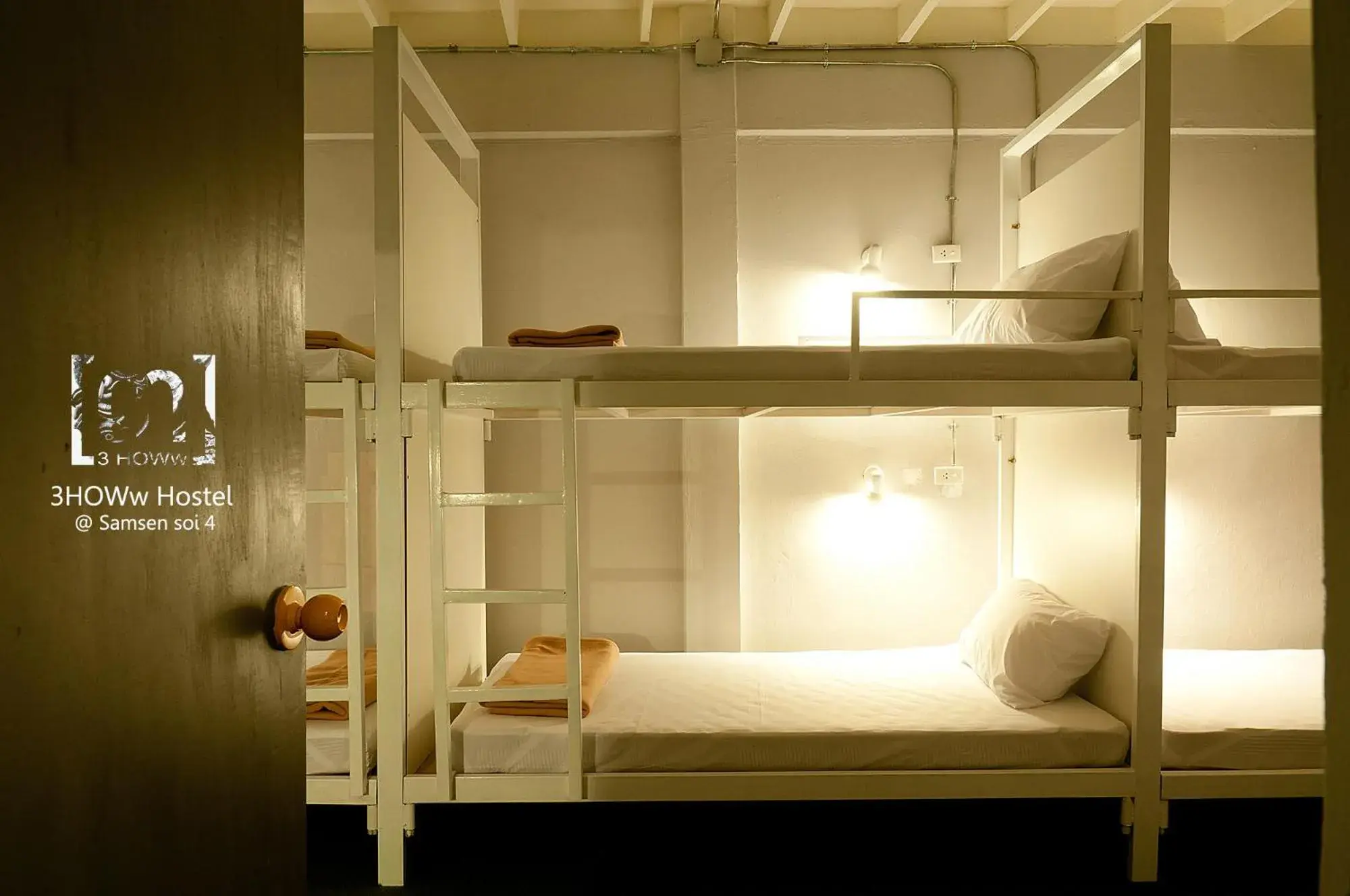bunk bed in 3 Howw Hostel at Khaosan