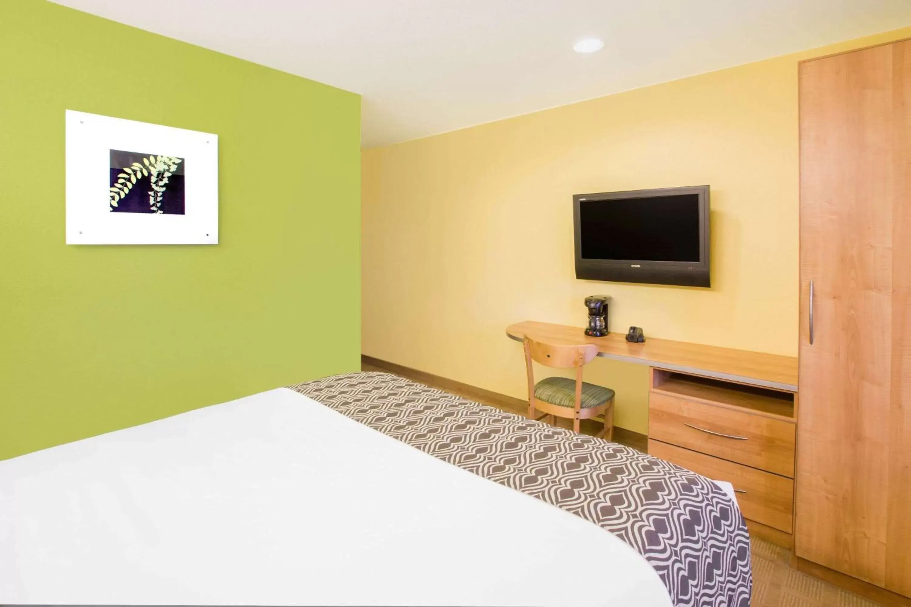 Photo of the whole room, Bed in Microtel Inn & Suites by Wyndham Delphos