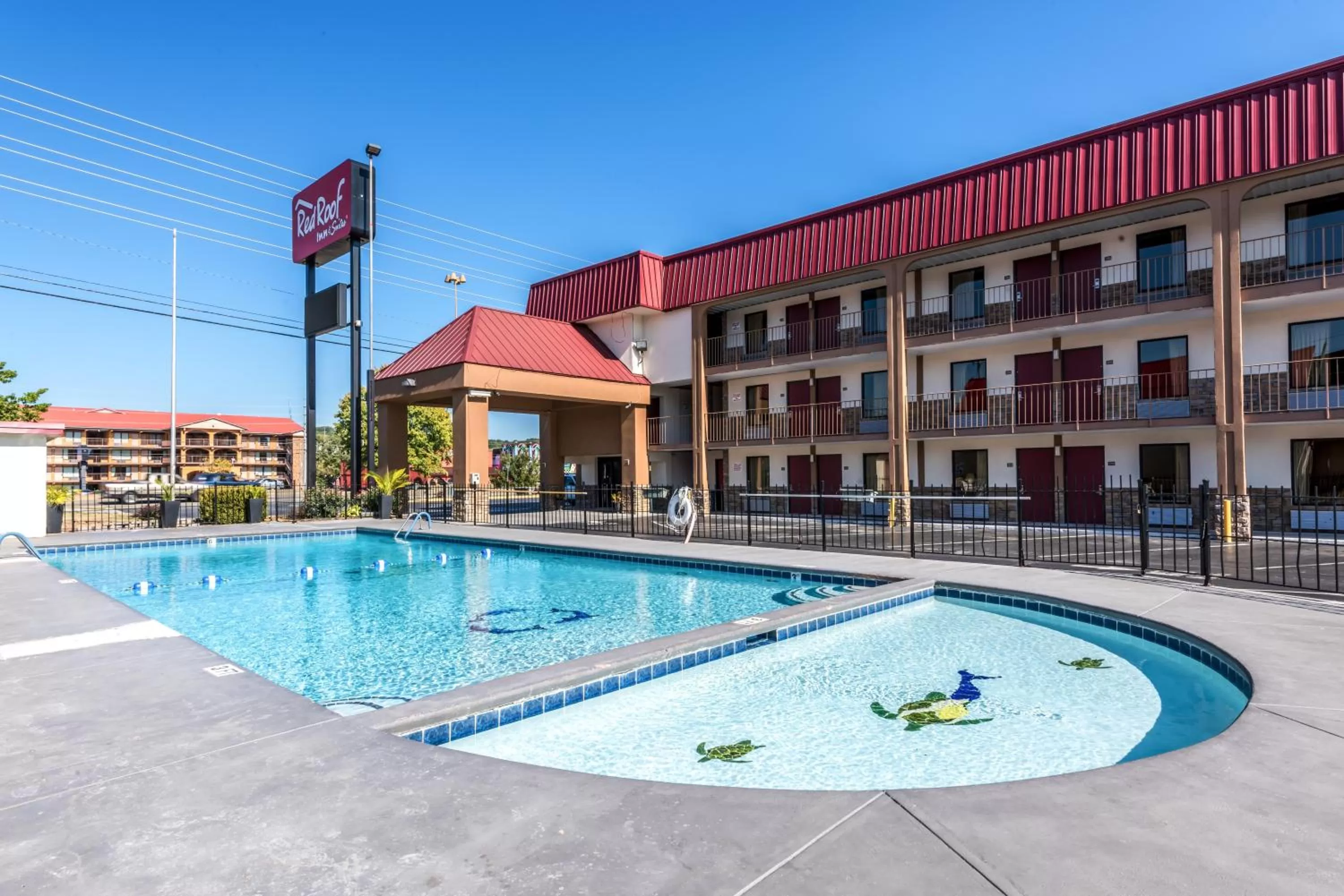 Swimming pool in Red Roof Inn & Suites Pigeon Forge Parkway