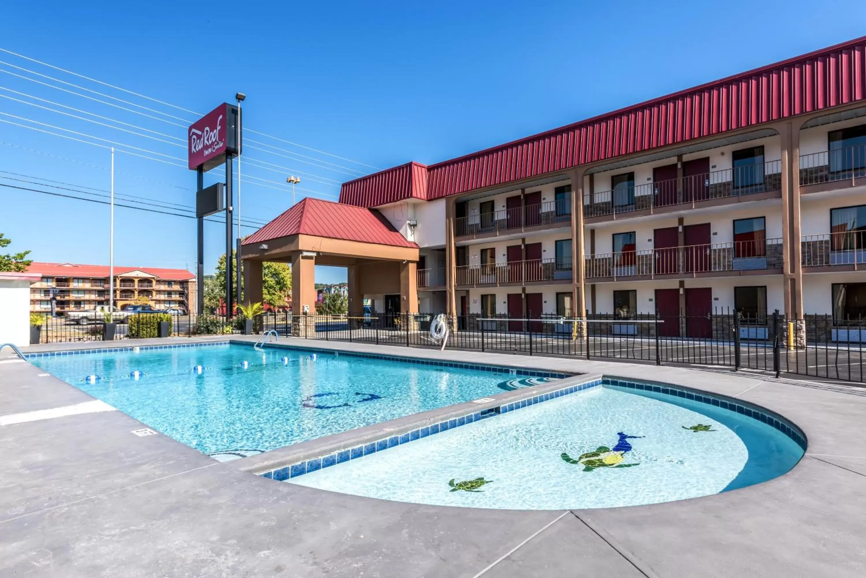 Swimming pool in Red Roof Inn & Suites Pigeon Forge Parkway