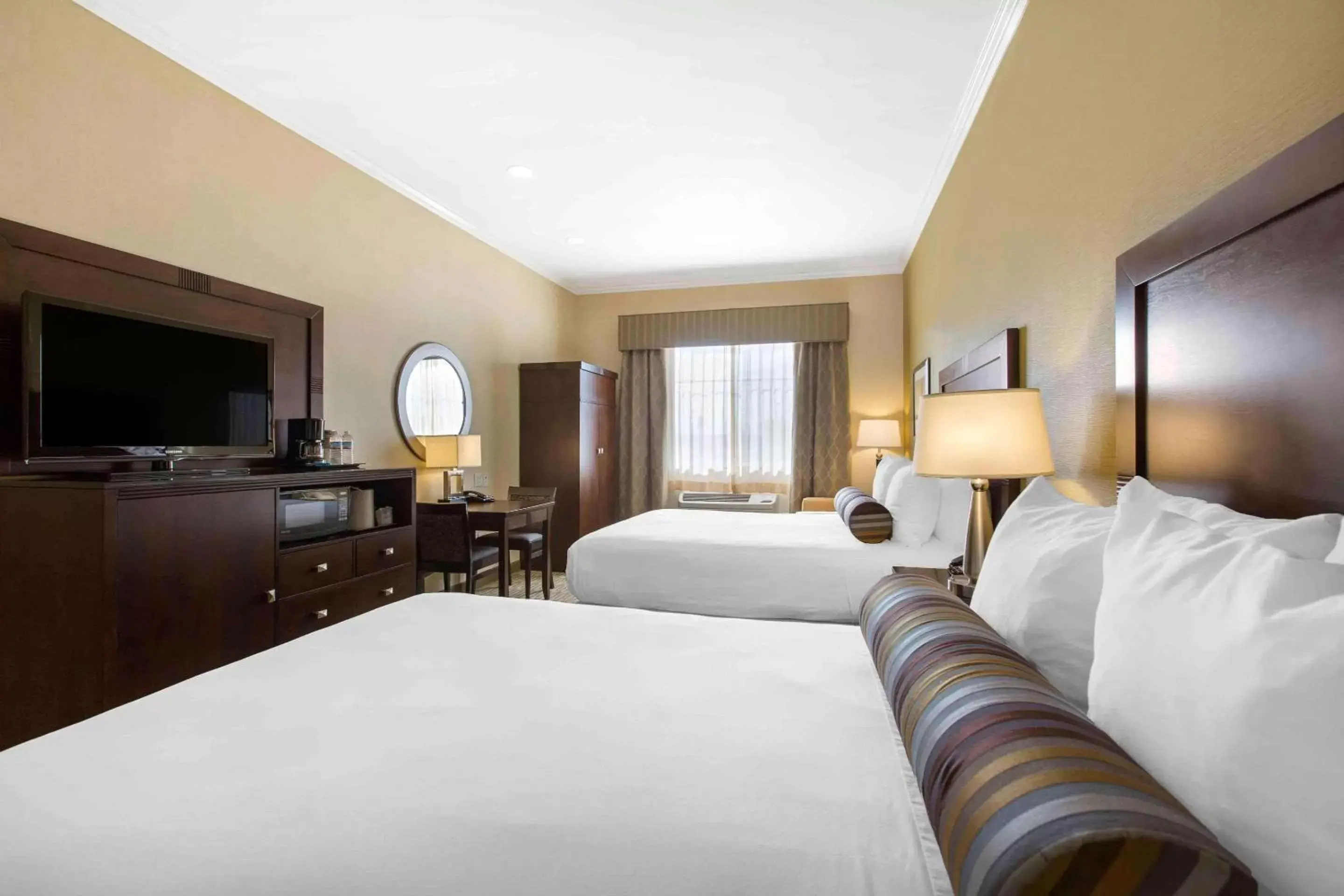 Photo of the whole room, Bed in The Oaks Hotel & Suites