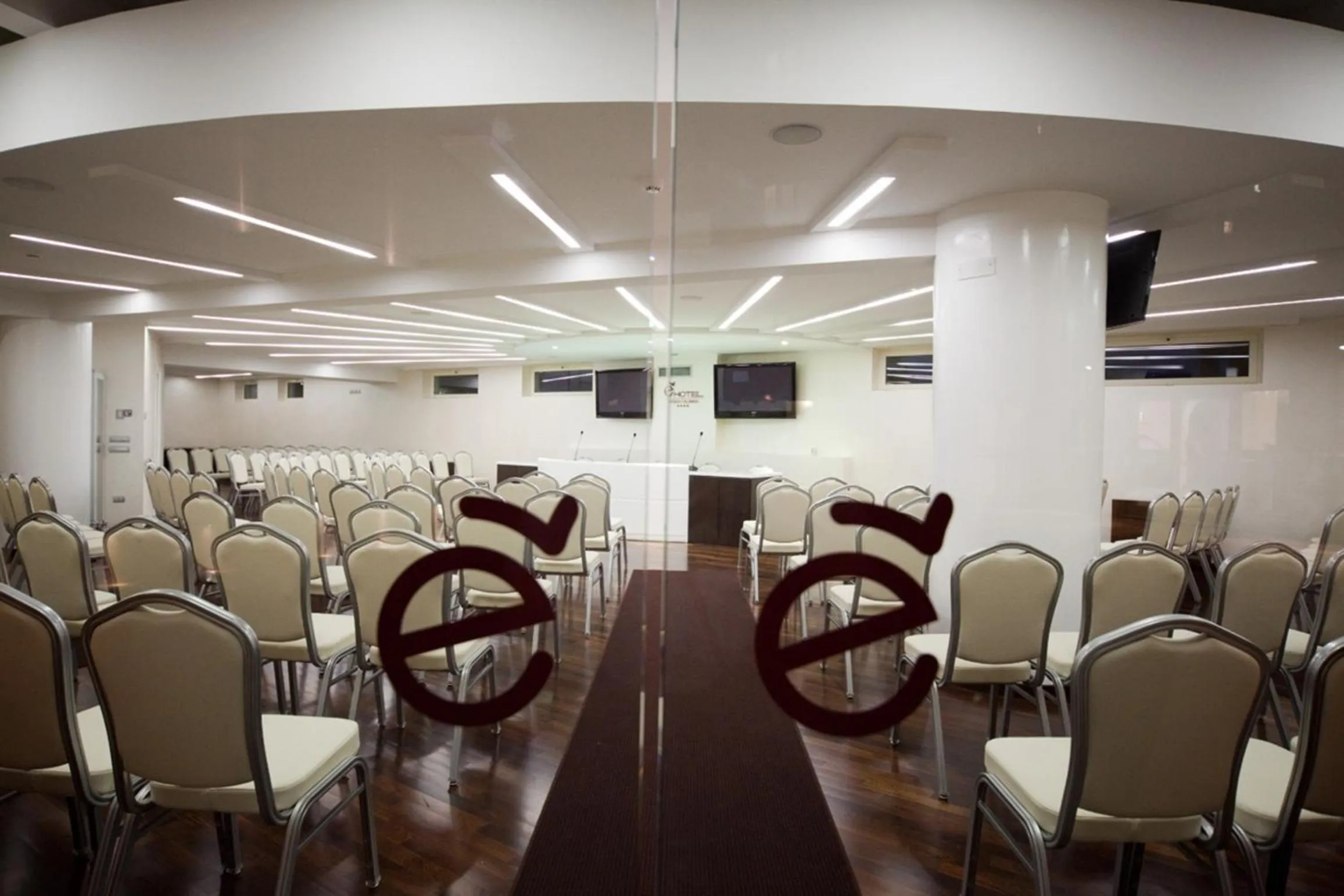 Business facilities in E' Hotel