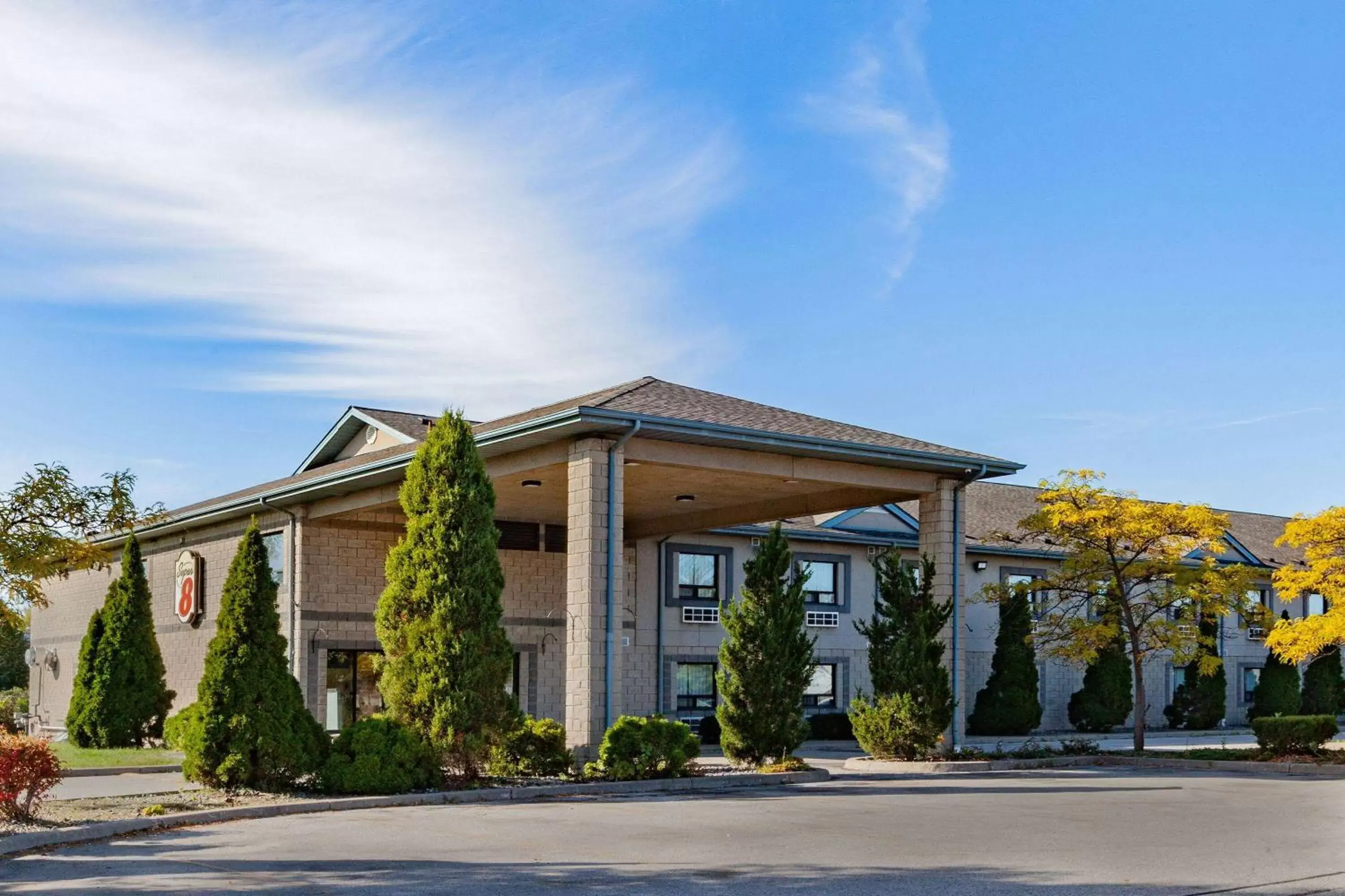 Property building in Super 8 by Wyndham Ambassador Bridge Windsor ON Property building in Super 8 by Wyndham Ambassador Bridge Windsor ON